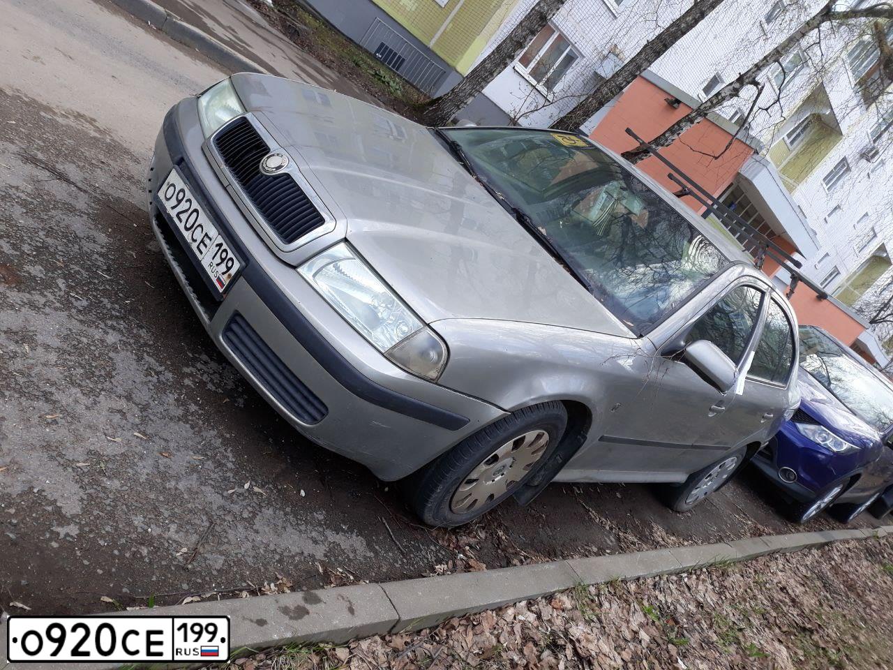 Фото автомобиля SKODA OCTAVIA, 2009 — госномер О920СЕ199. Цвет: Серый