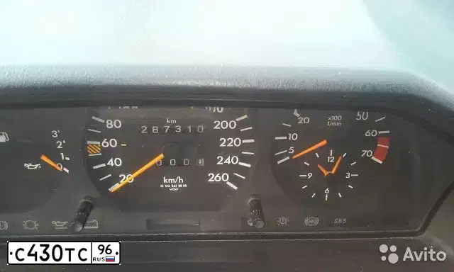 Фото автомобиля MERCEDES E-KLASSE, 1995 — госномер С430ТС96. Цвет: СЕРЫЙ