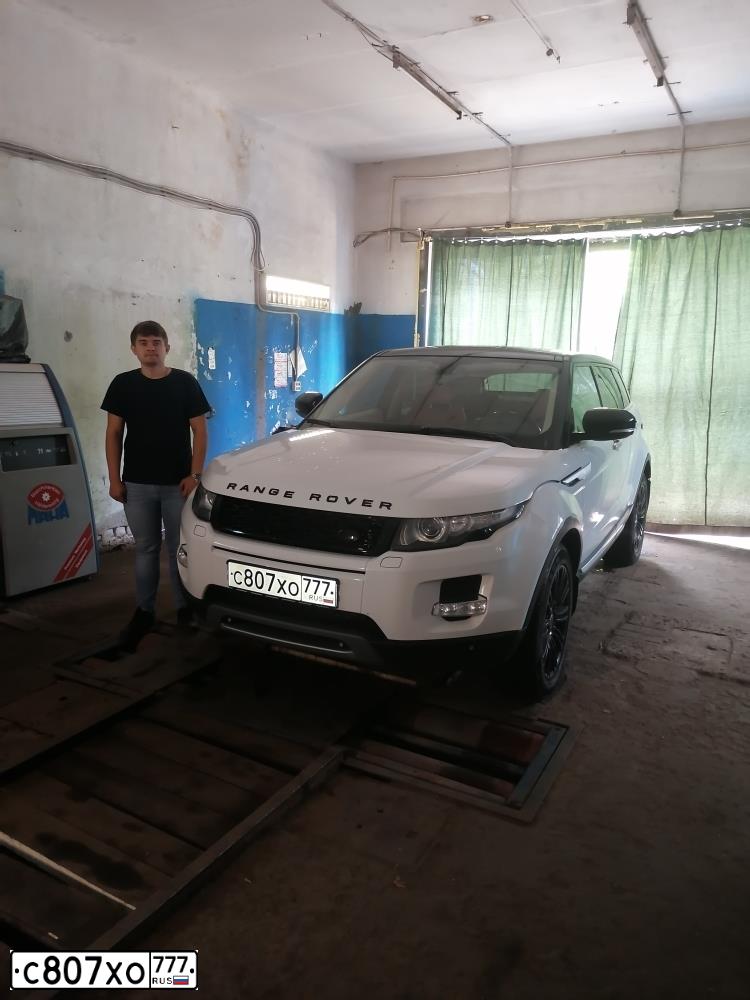 Фото автомобиля LANDROVER RANGE ROVER EVOQUE, 2011 — госномер В465ТС69. Цвет: Белый черный