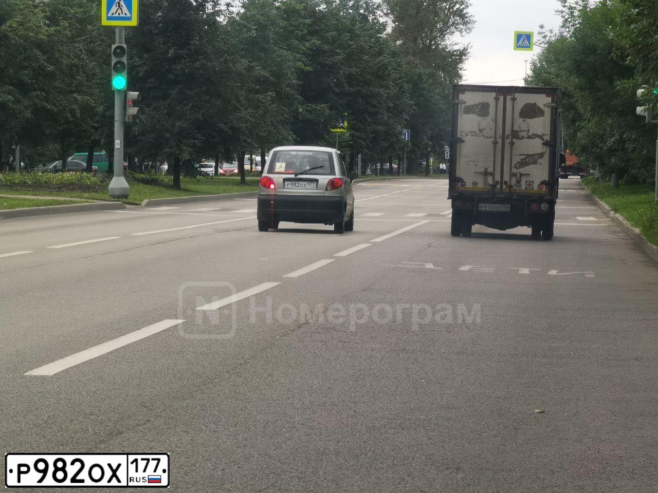 Фото автомобиля DAEWOO MATIZ, 2006 — госномер Р982ОХ177. Цвет: СЕРЫЙ СВЕТЛЫЙ