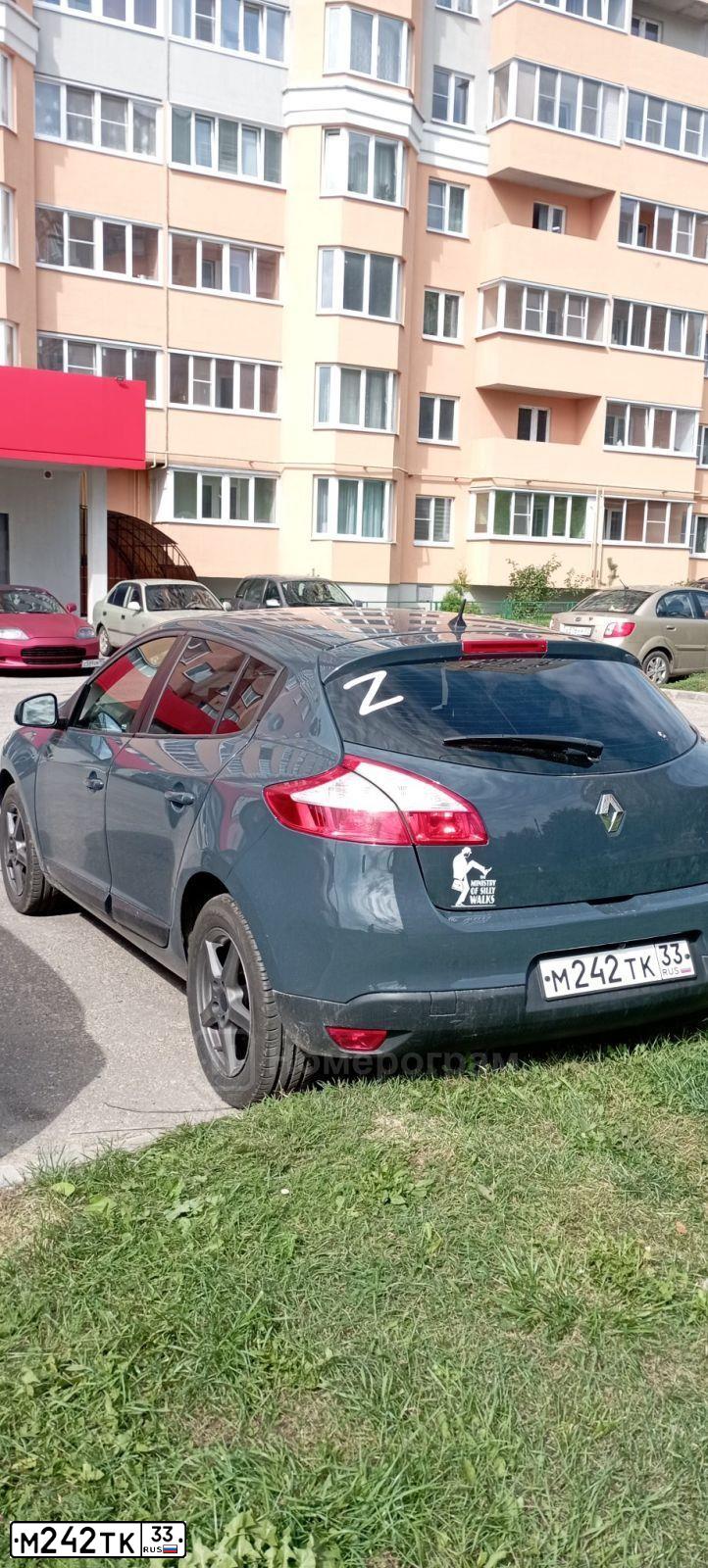Фото автомобиля RENAULT MEGANE, 2013 — госномер М242ТК33. Цвет: синий