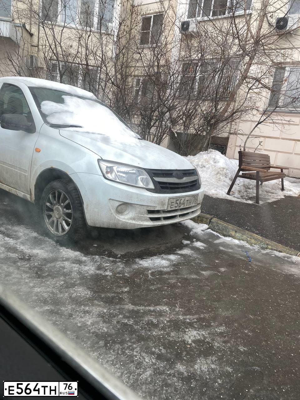 Фото автомобиля LADA 2190 GRANTA, 2013 — госномер Е564ТН76. Цвет: БЕЛЫЙ