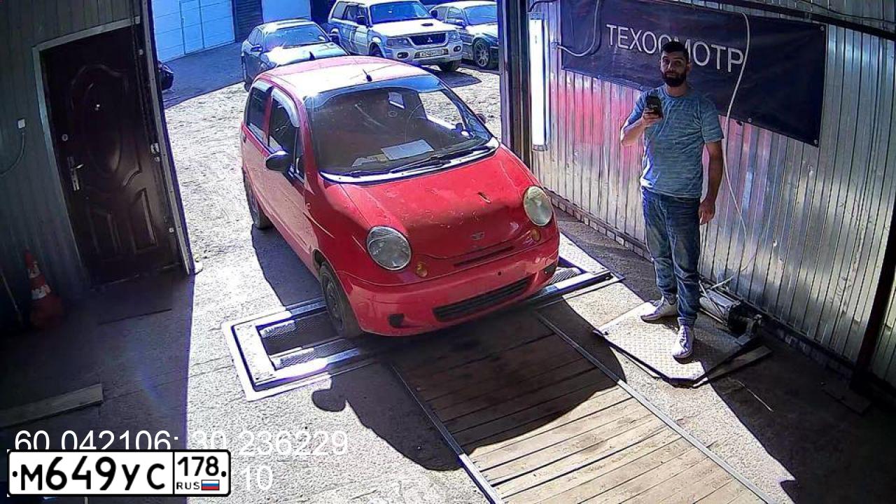 Фото автомобиля DAEWOO MATIZ, 2012 — госномер М100НО14. Цвет: ЯРКО-КРАСНЫЙ
