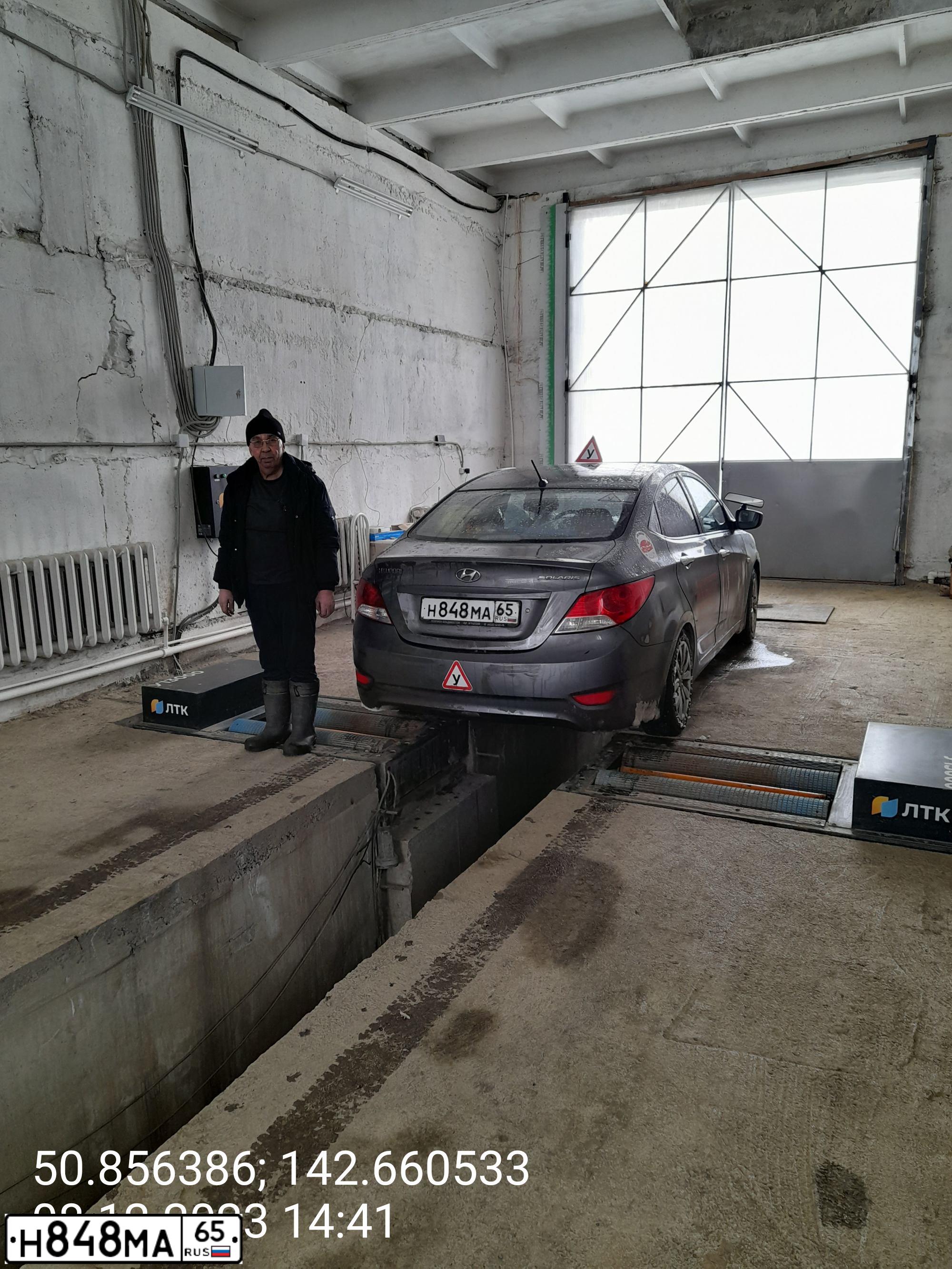 Фото автомобиля HYUNDAI SOLARIS, 2011 — госномер Н848МА65. Цвет: ЧЕРНО-СЕРЫЙ