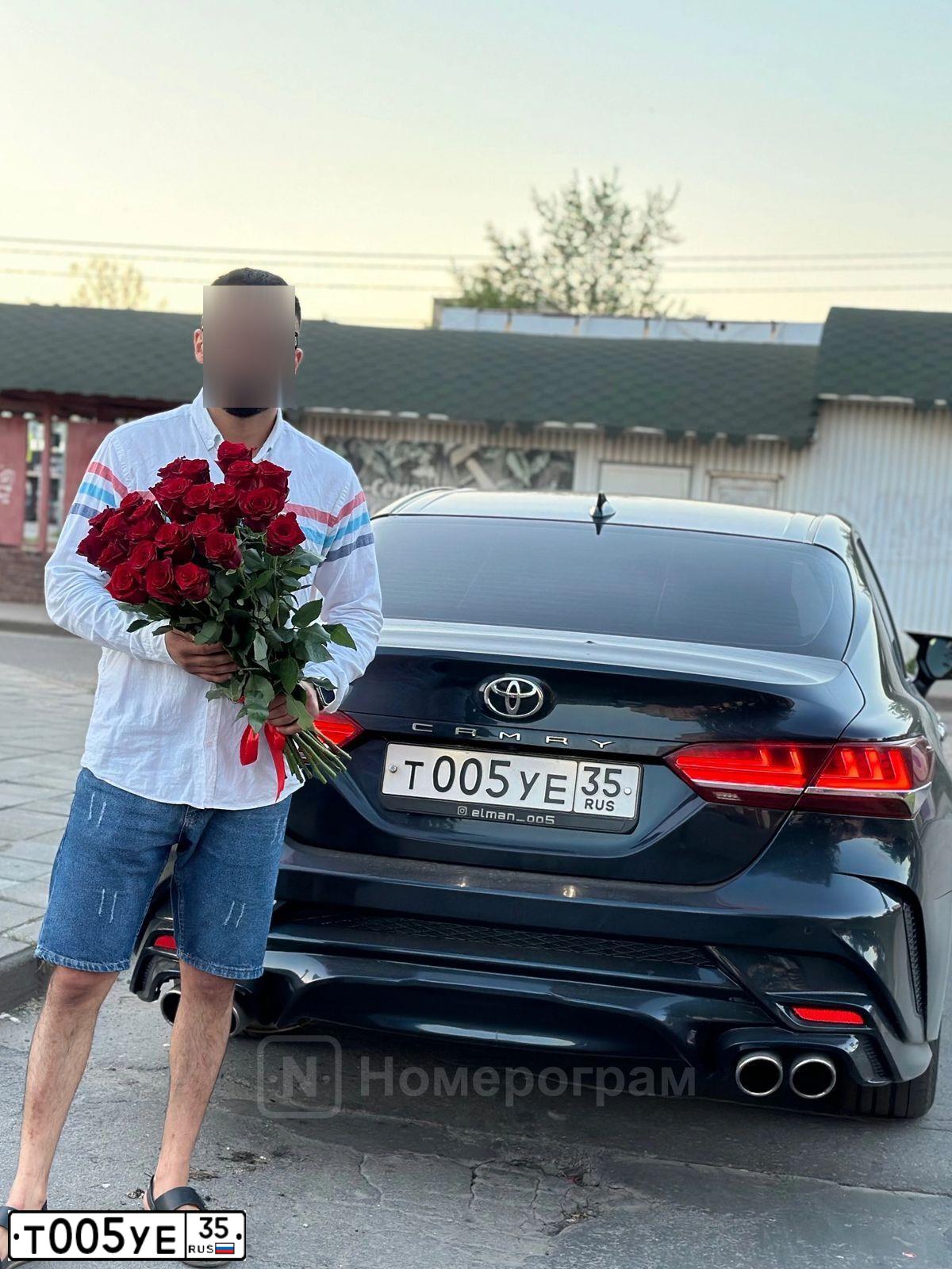 Фото автомобиля TOYOTA CAMRY, 2019 — госномер Т005УЕ35. Цвет: ТЕМНО-СИНИЙ МЕТАЛЛИК