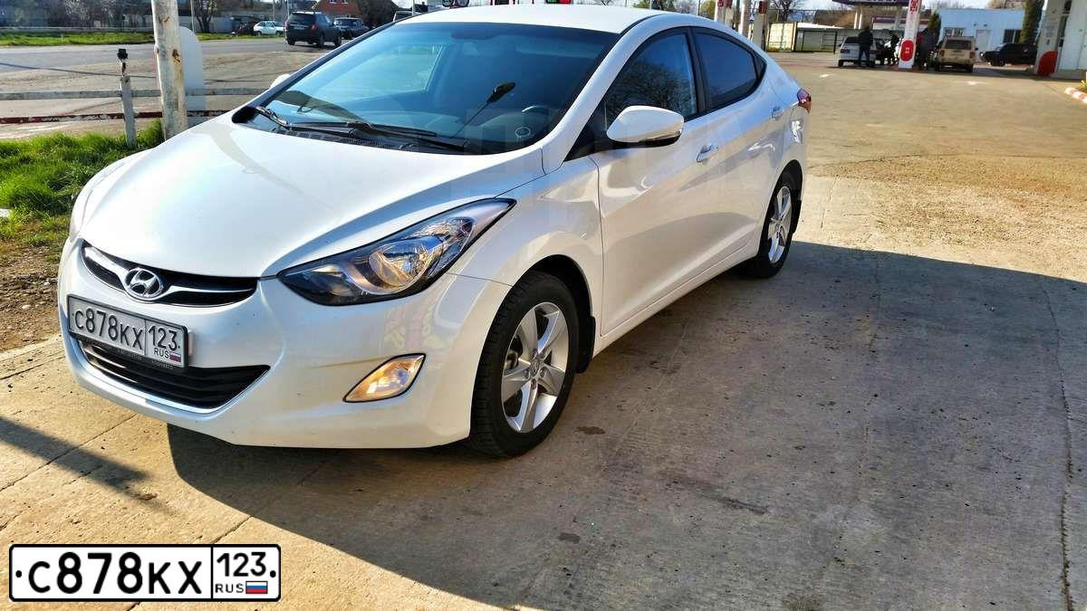 Фото автомобиля HYUNDAI ELANTRA, 2013 — госномер Е504ЕМ761. Цвет: Белый
