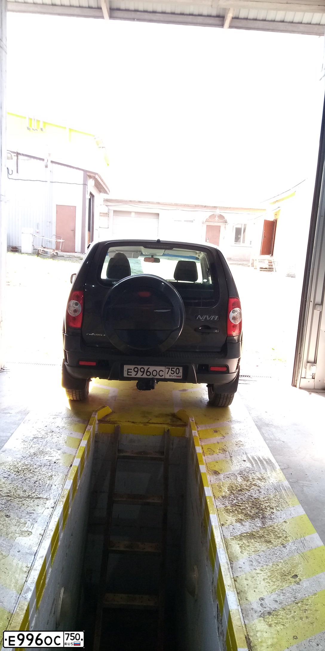 Фото автомобиля CHEVROLET NIVA, 2016 — госномер Н538АК550. Цвет: Зелено-коричневый металлик