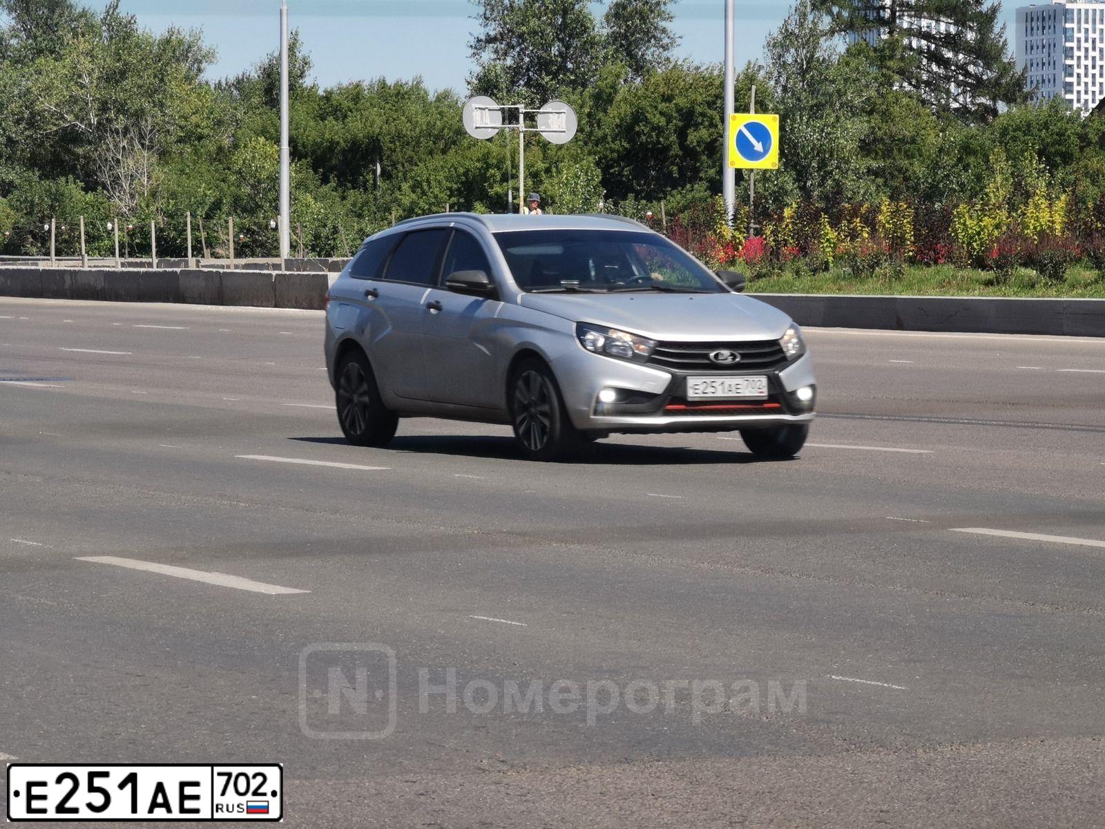 Фото автомобиля LADA VESTA, 2020 — госномер Е251АЕ702. Цвет: СЕРЫЙ