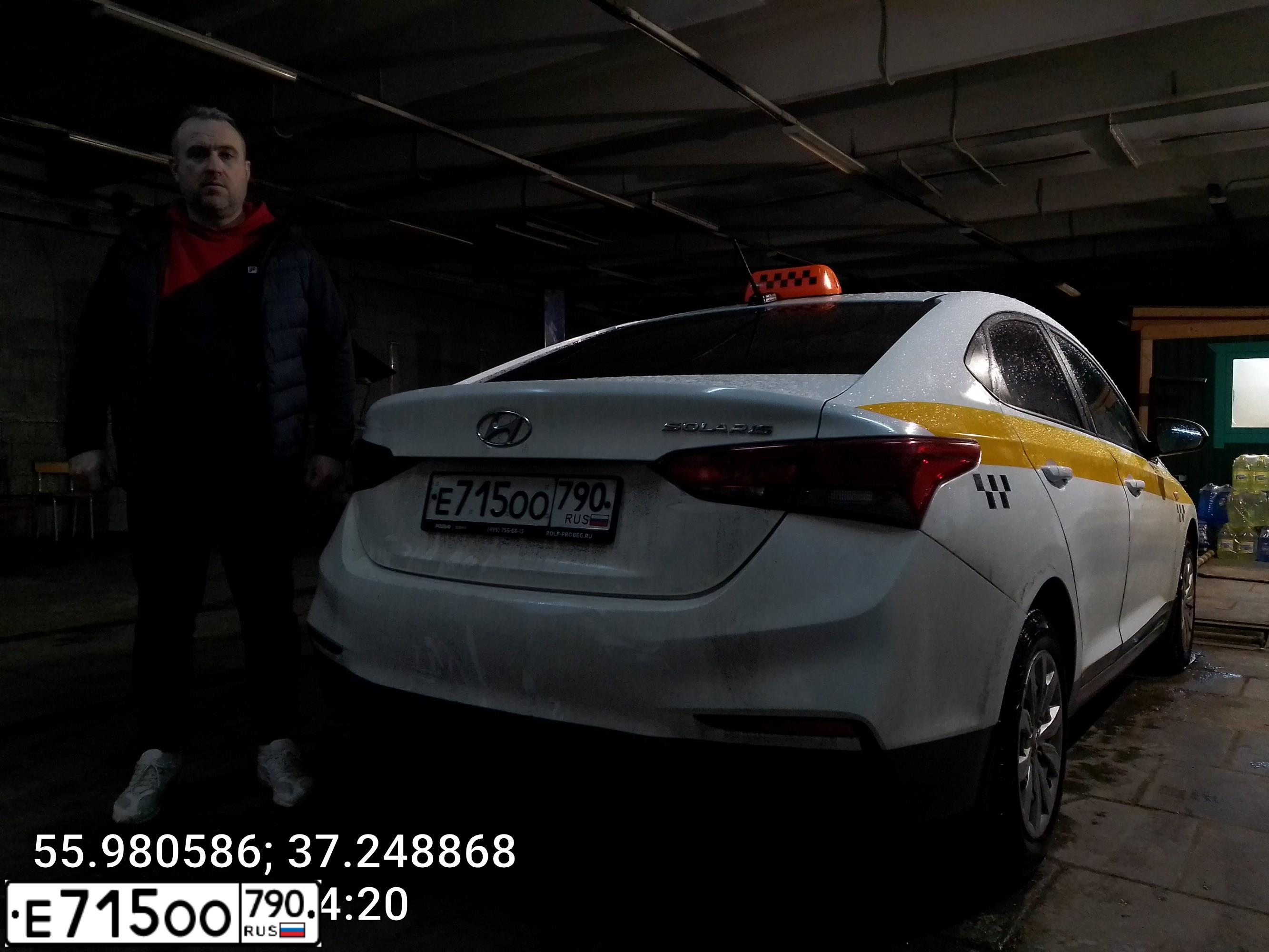 Фото автомобиля HYUNDAI SOLARIS, 2017 — госномер Е715ОО790. Цвет: БЕЛЫЙ-ЖЕЛТЫЙ-СЕРЫЙ