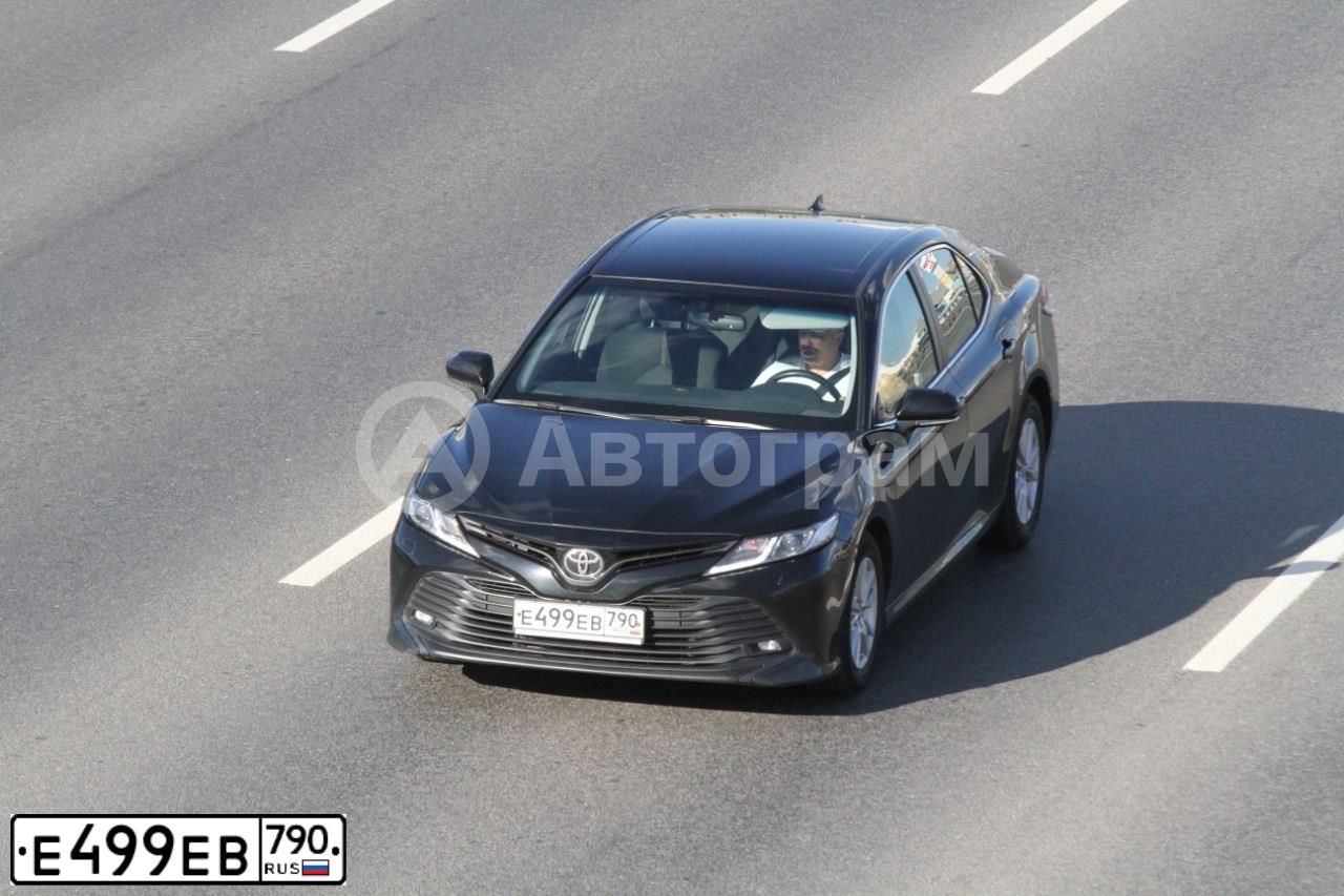 Фото автомобиля TOYOTA CAMRY, 2020 — госномер Е499ЕВ790. Цвет: ЧЕРНЫЙ
