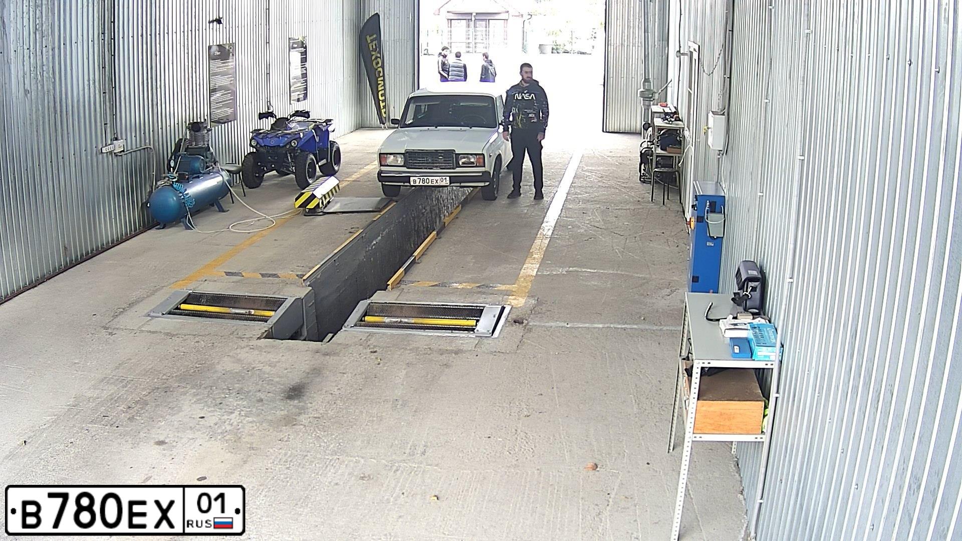 Фото автомобиля LADA 2107, 2007 — госномер В033НН01. Цвет: ЯРКО-БЕЛЫЙ