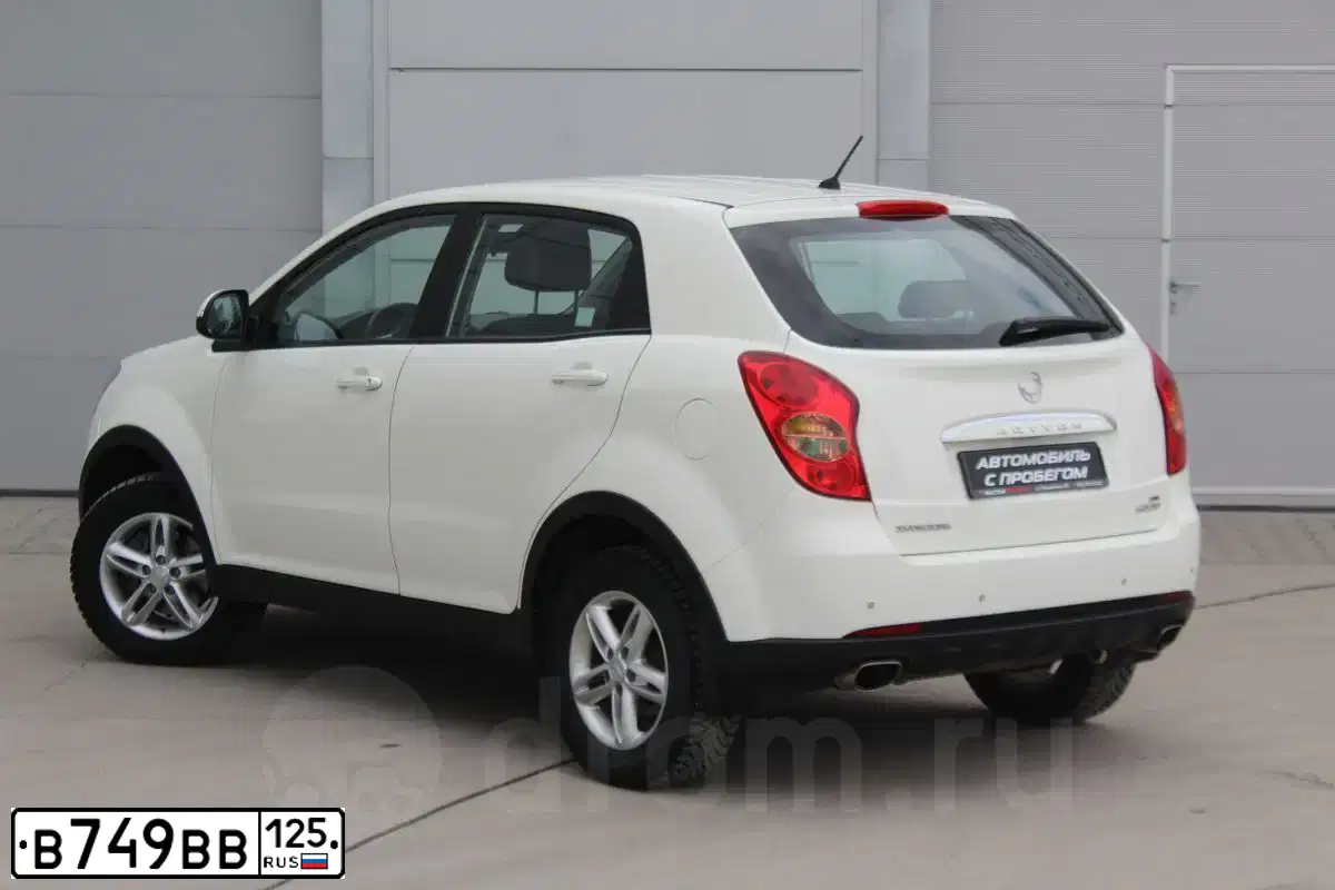 Фото автомобиля SSANGYONG ACTYON, 2013 — госномер В749ВВ125. Цвет: Белый