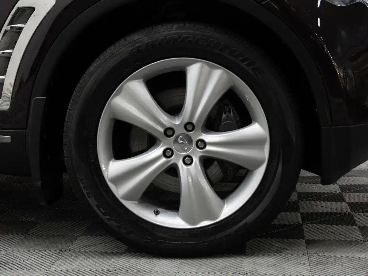 Фото автомобиля INFINITI QX70 /FX/, 2010 — госномер В846КЕ197. Цвет: Коричневый