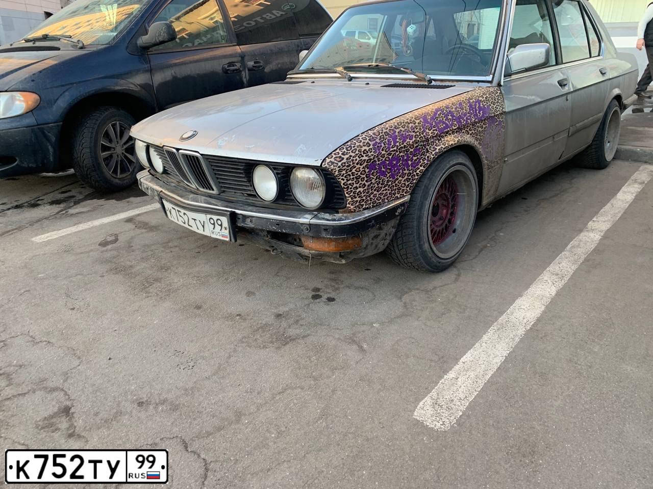 Фото автомобиля BMW SERIE 5, 1983 — госномер К752ТУ99. Цвет: СВЕТЛО-СЕРЫЙ