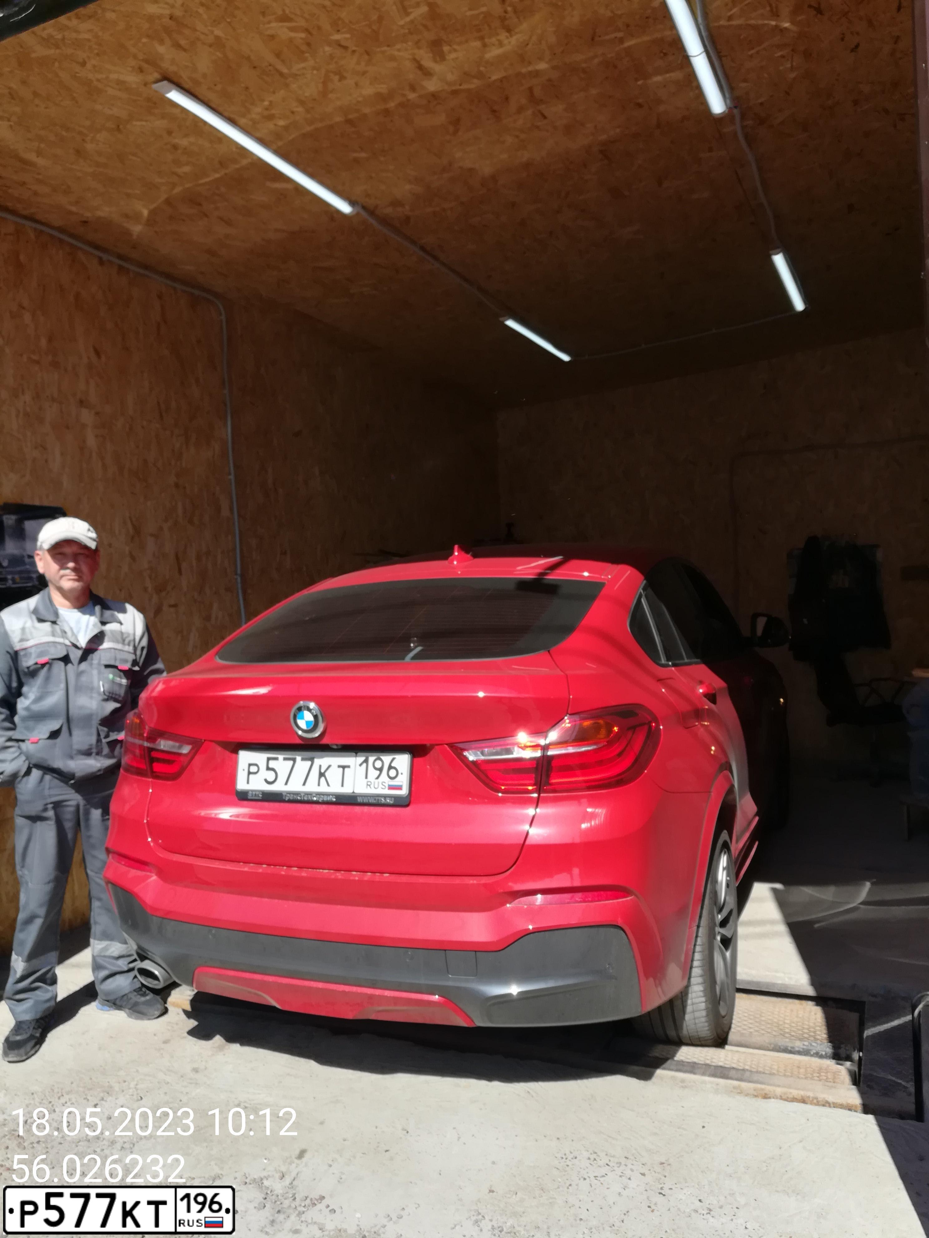 Фото автомобиля BMW X4, 2017 — госномер В001ВК196. Цвет: Красный