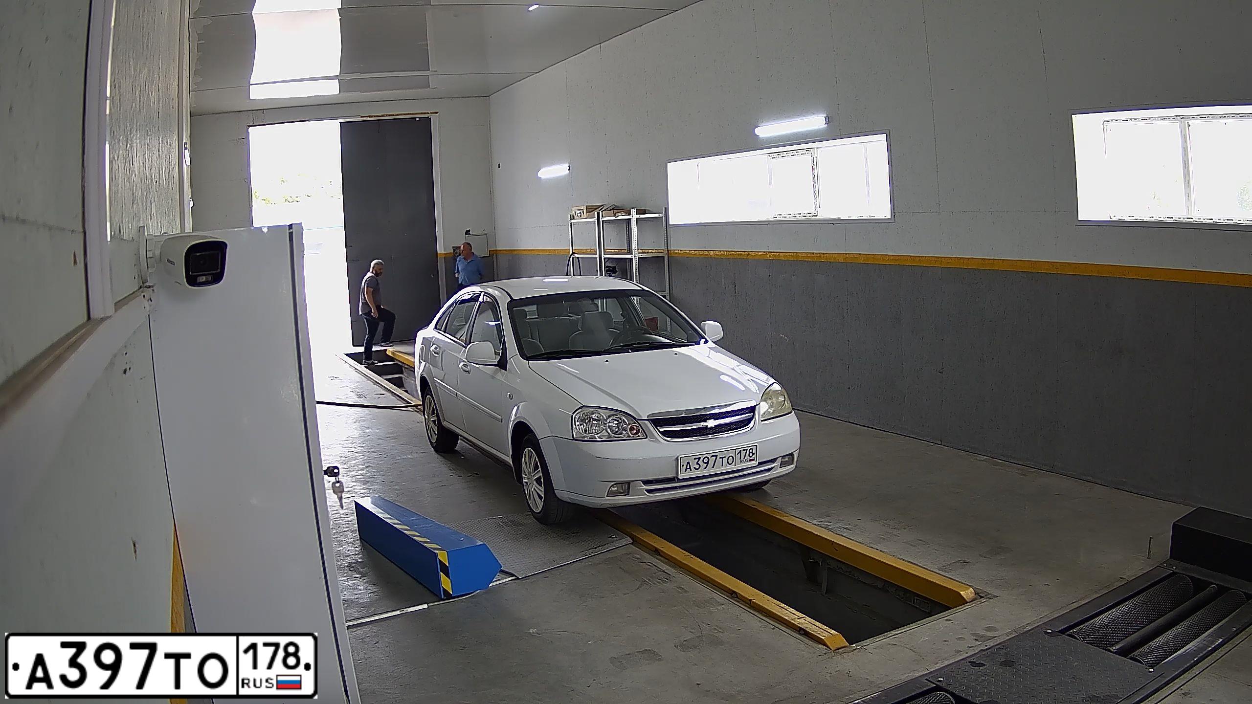 Фото автомобиля CHEVROLET LACETTI, 2010 — госномер Р419ВМ32. Цвет: Белый