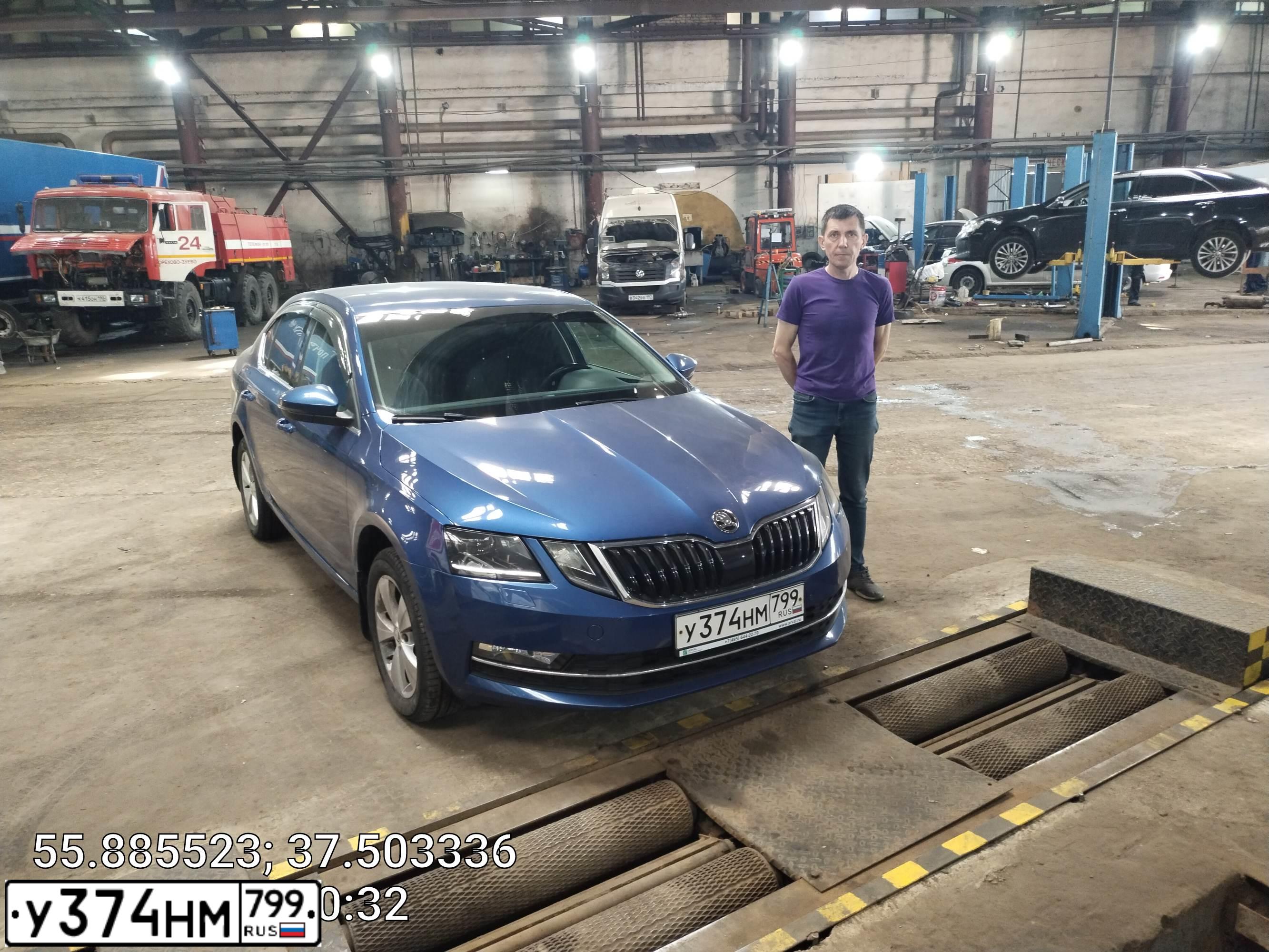 Фото автомобиля SKODA OCTAVIA, 2018 — госномер Р030КЕ977. Цвет: СИНИЙ