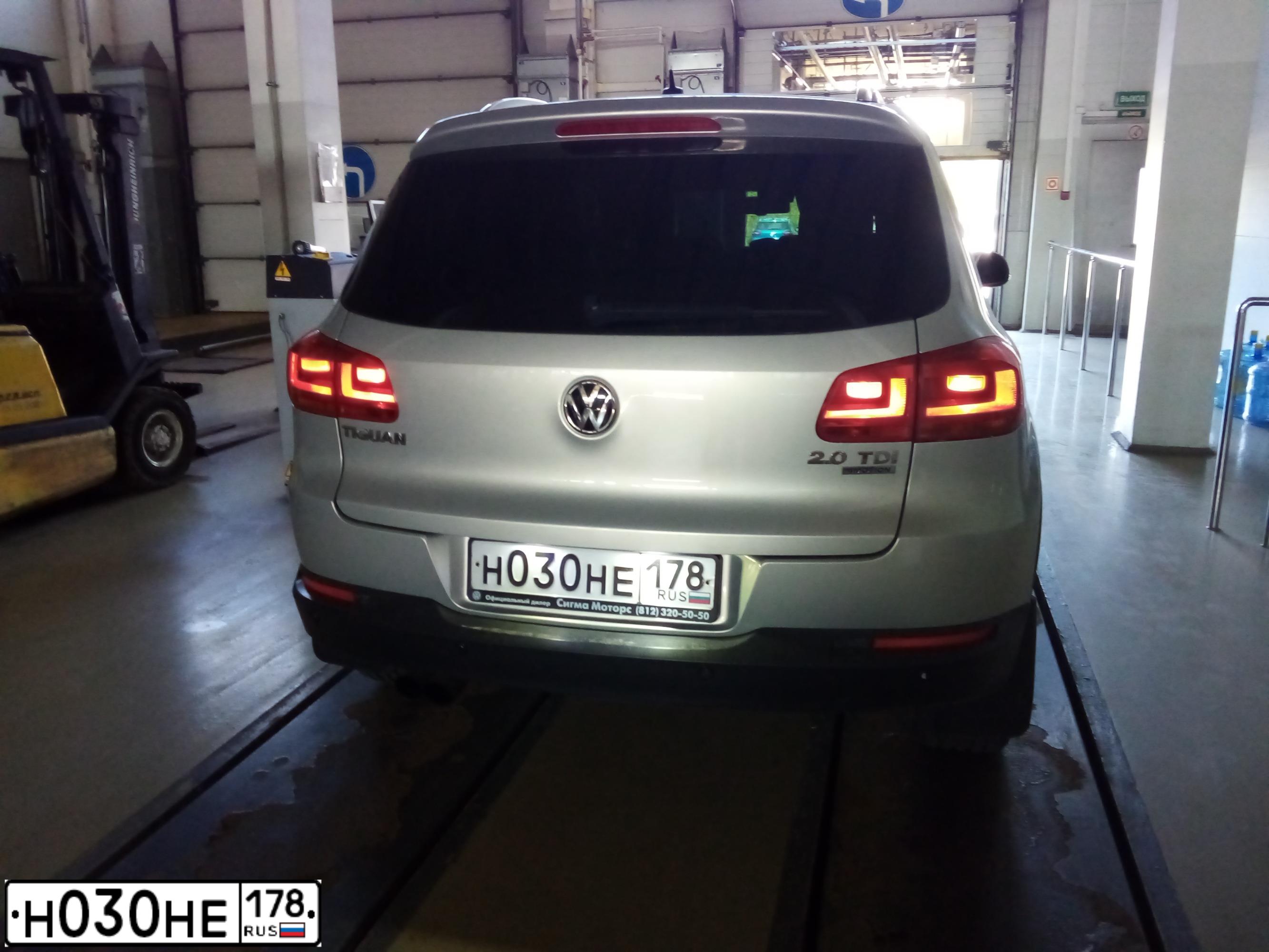 Фото автомобиля VOLKSWAGEN TIGUAN, 2011 — госномер Н030НЕ178. Цвет: Серебристо-Желтый