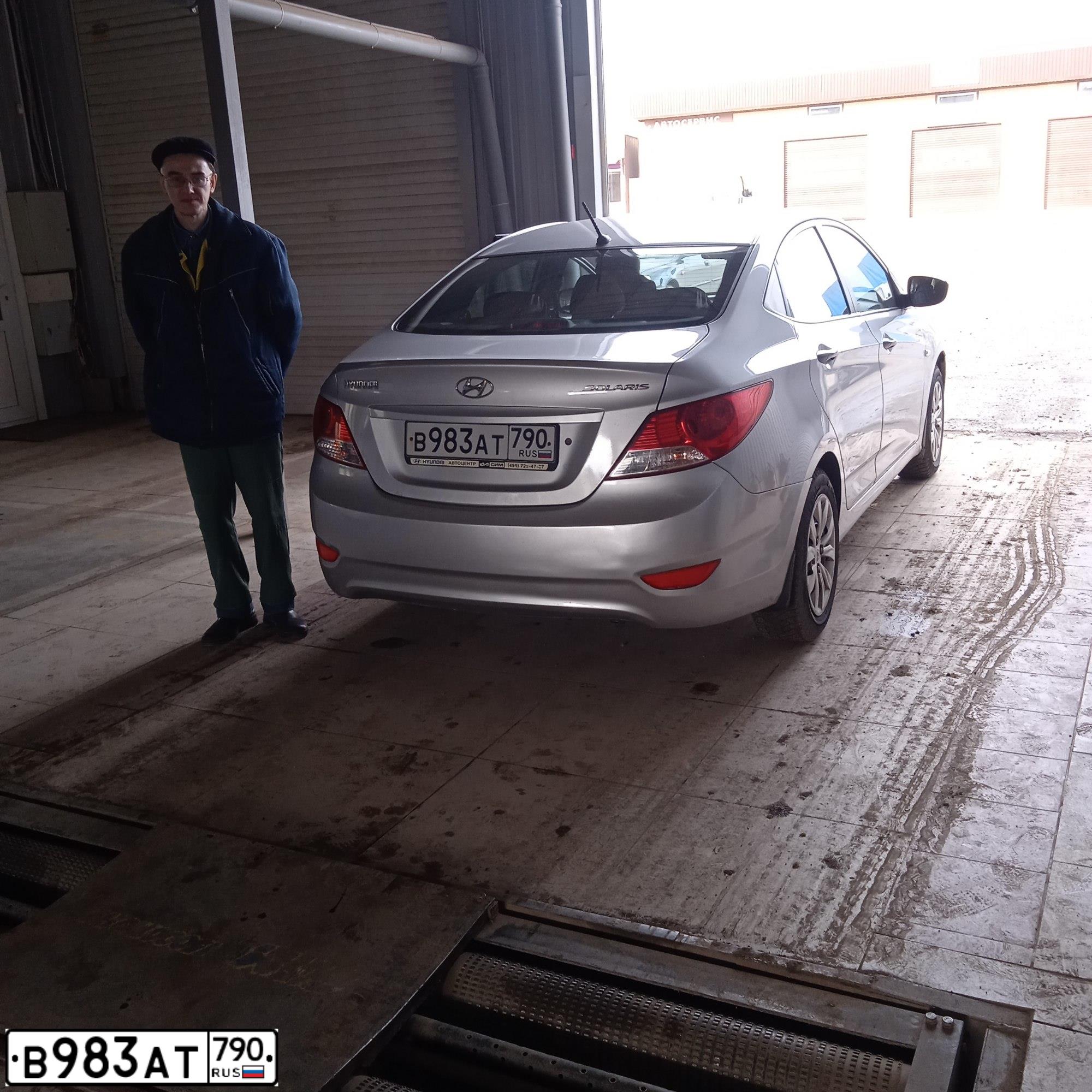 Фото автомобиля HYUNDAI SOLARIS, 2013 — госномер Р163РР77. Цвет: Серебристый