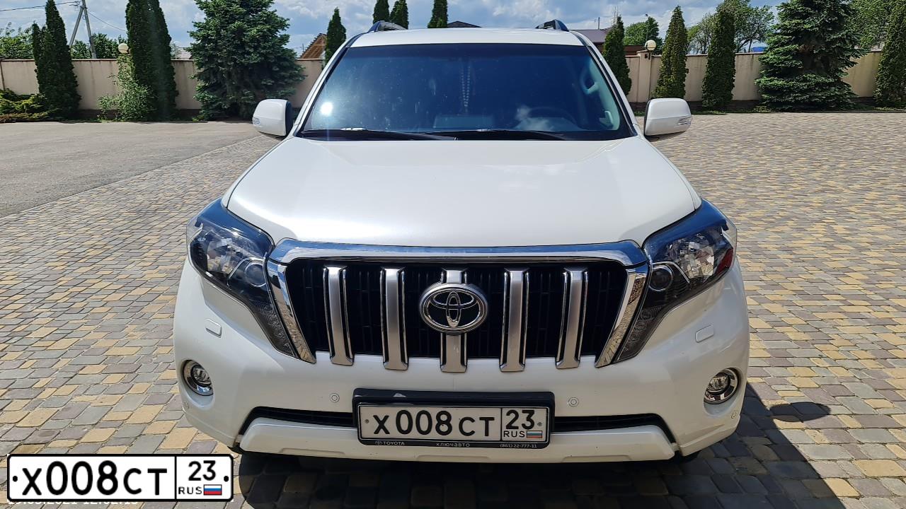Фото автомобиля TOYOTA LANDCRUISER, 2017 — госномер Х008СТ23. Цвет: Белый