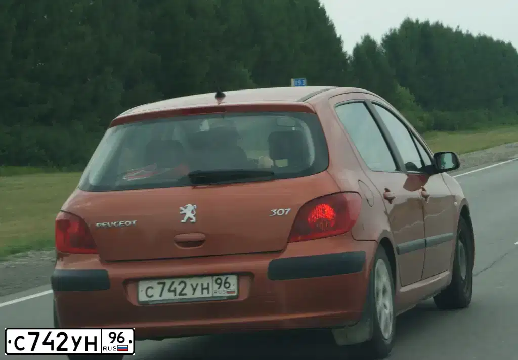 Фото автомобиля PEUGEOT 307, 2002 — госномер С742УН96. Цвет: Оранжевый