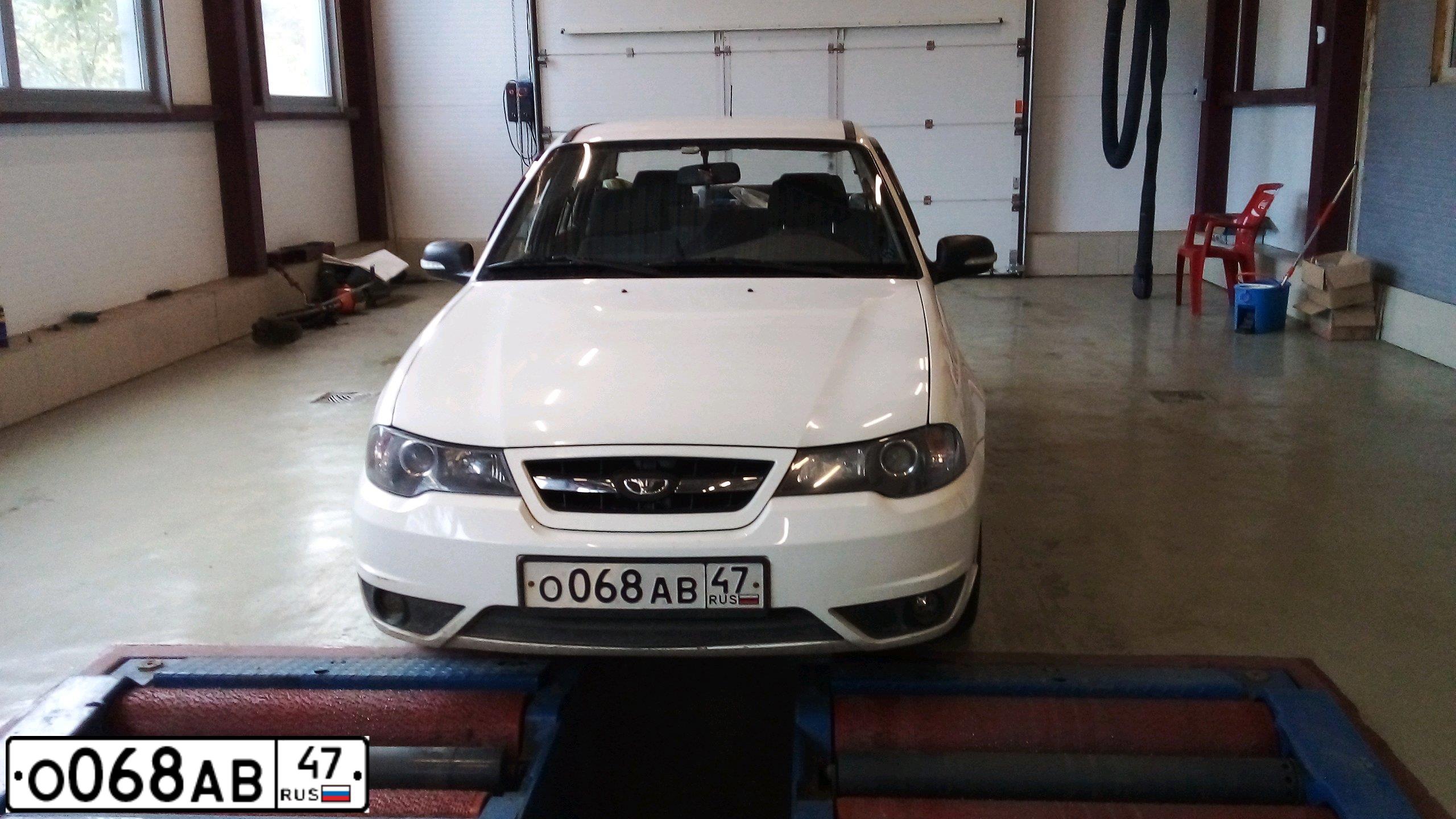 Фото автомобиля DAEWOO NEXIA, 2014 — госномер Р957ВО29. Цвет: БЕЛО-ДЫМЧАТЫЙ
