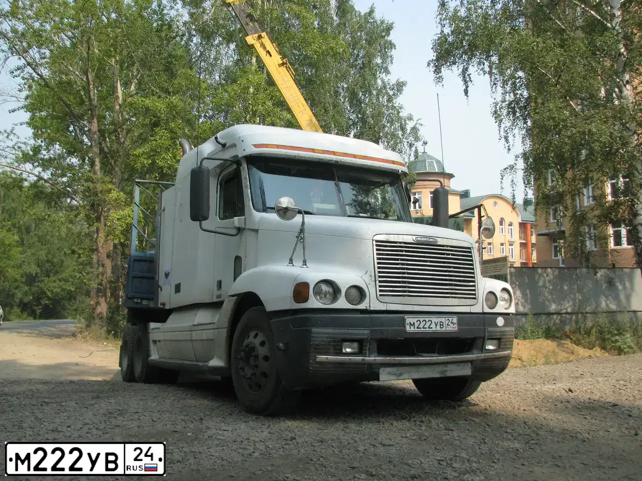 Фото автомобиля FREIGHTLINER CENTURY S/T, 2002 — госномер О777ТТ24. Цвет: Белый