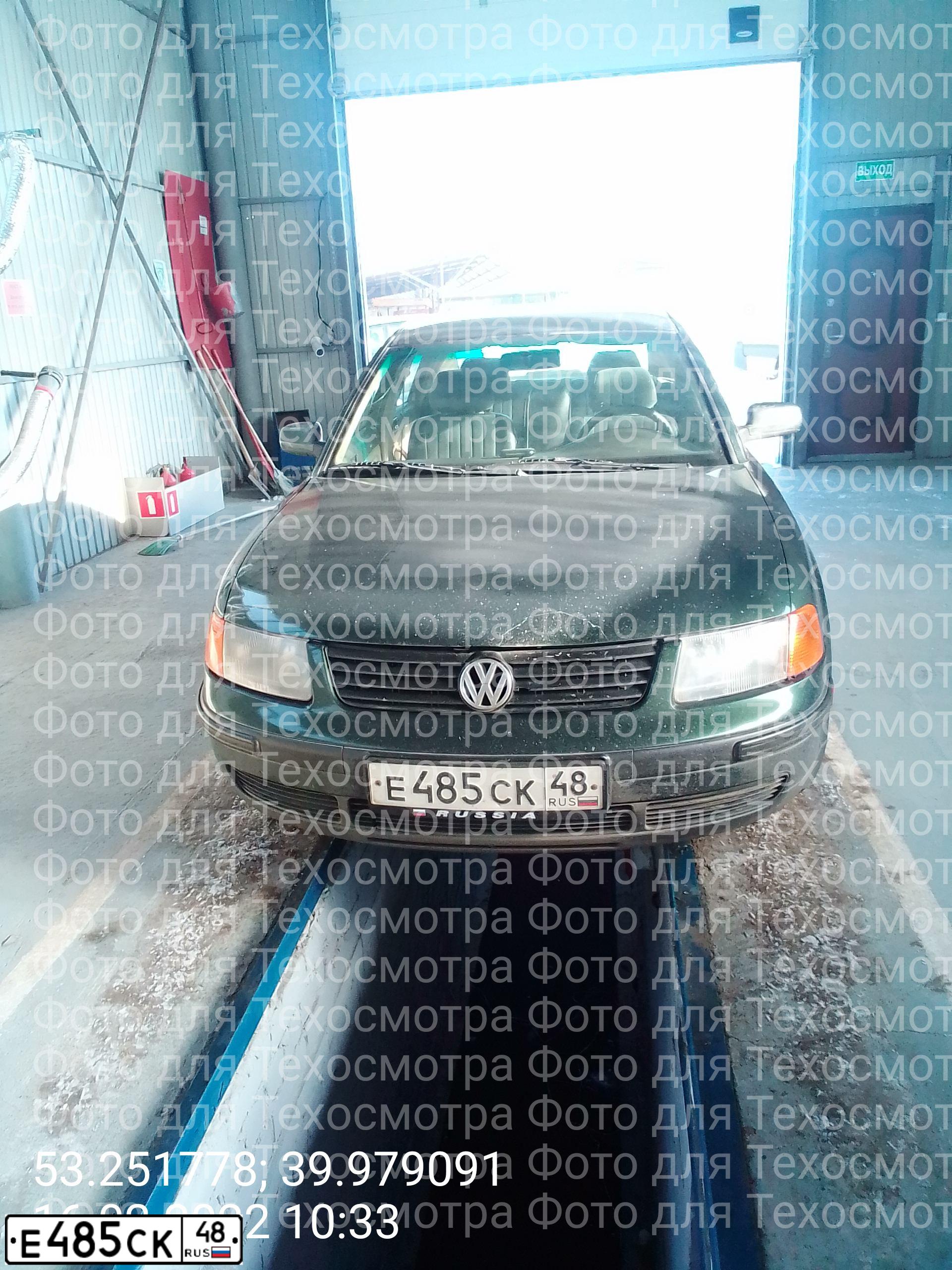 Фото автомобиля VOLKSWAGEN PASSAT, 1997 — госномер Е485СК48. Цвет: ЗЕЛЕНЫЙ