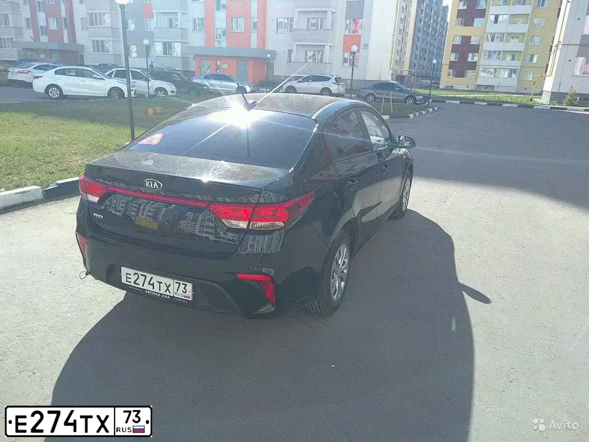 Фото автомобиля KIA RIO, 2017 — госномер Е274ТХ73. Цвет: ЧЕРНЫЙ