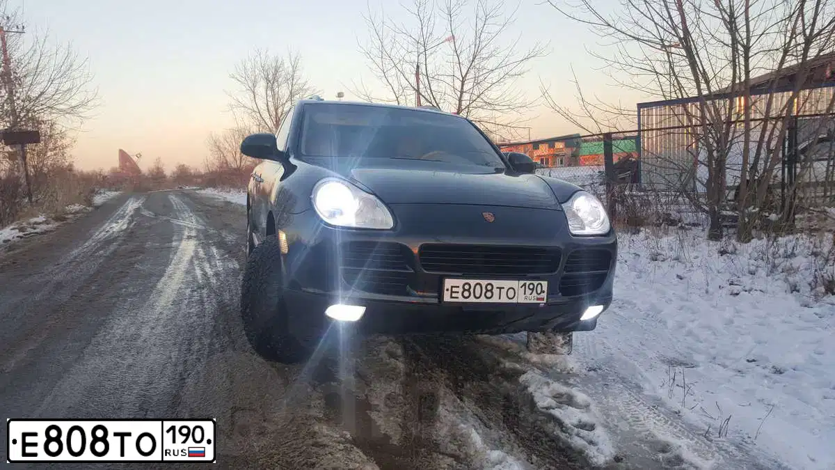 Фото автомобиля PORSCHE CAYENNE, 2004 — госномер Е808ТО190. Цвет: ЧЕРНЫЙ