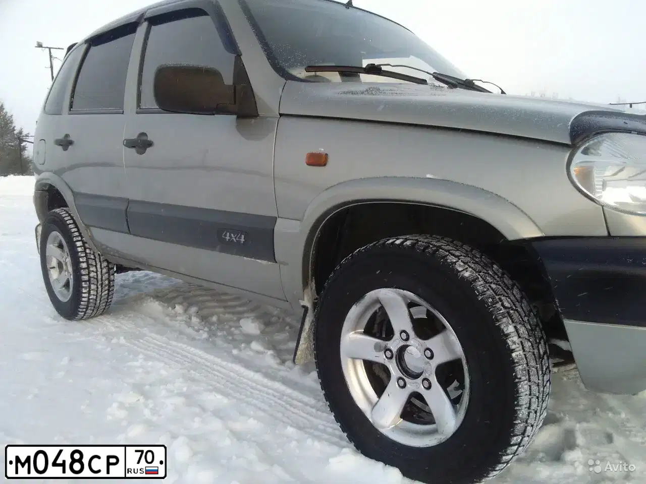 Фото автомобиля CHEVROLET NIVA, 2007 — госномер М048СР70. Цвет: СЕРО-КОРИЧНЕВЫЙ МЕТАЛЛИК