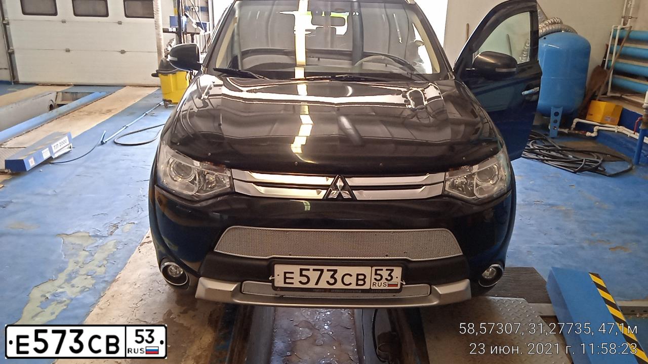 Фото автомобиля MITSUBISHI OUTLANDER, 2014 — госномер Е573СВ53. Цвет: ЧЕРНЫЙ