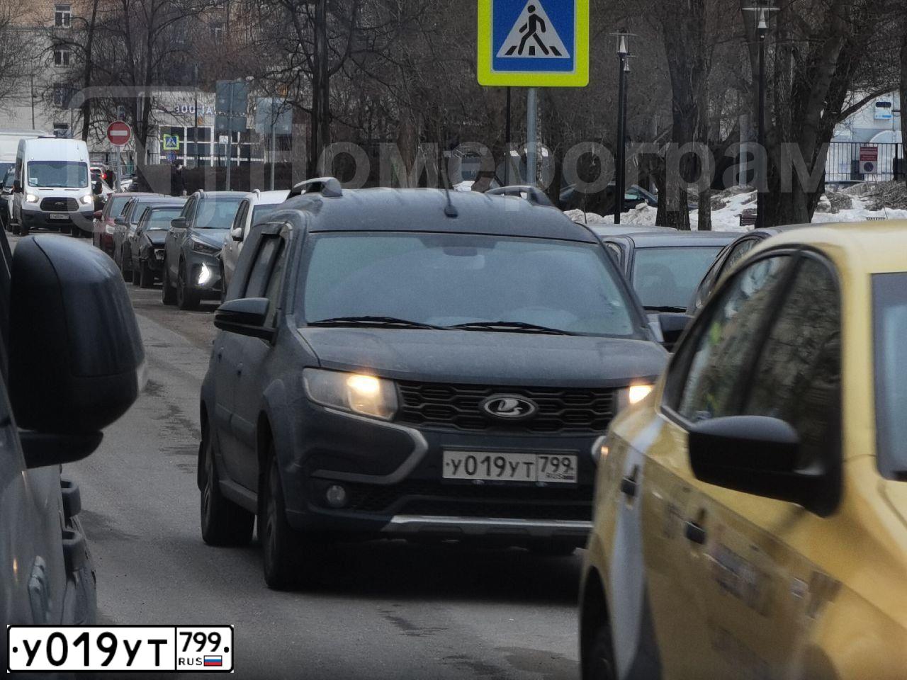 Фото автомобиля LADA LARGUS, 2021 — госномер У019УТ799. Цвет: ЧЕРНЫЙ