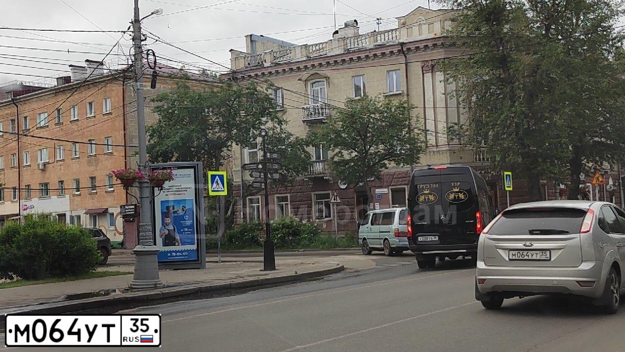 Фото автомобиля FORD FOCUS, 2010 — госномер М064УТ35. Цвет: СЕРЕБРИСТЫЙ