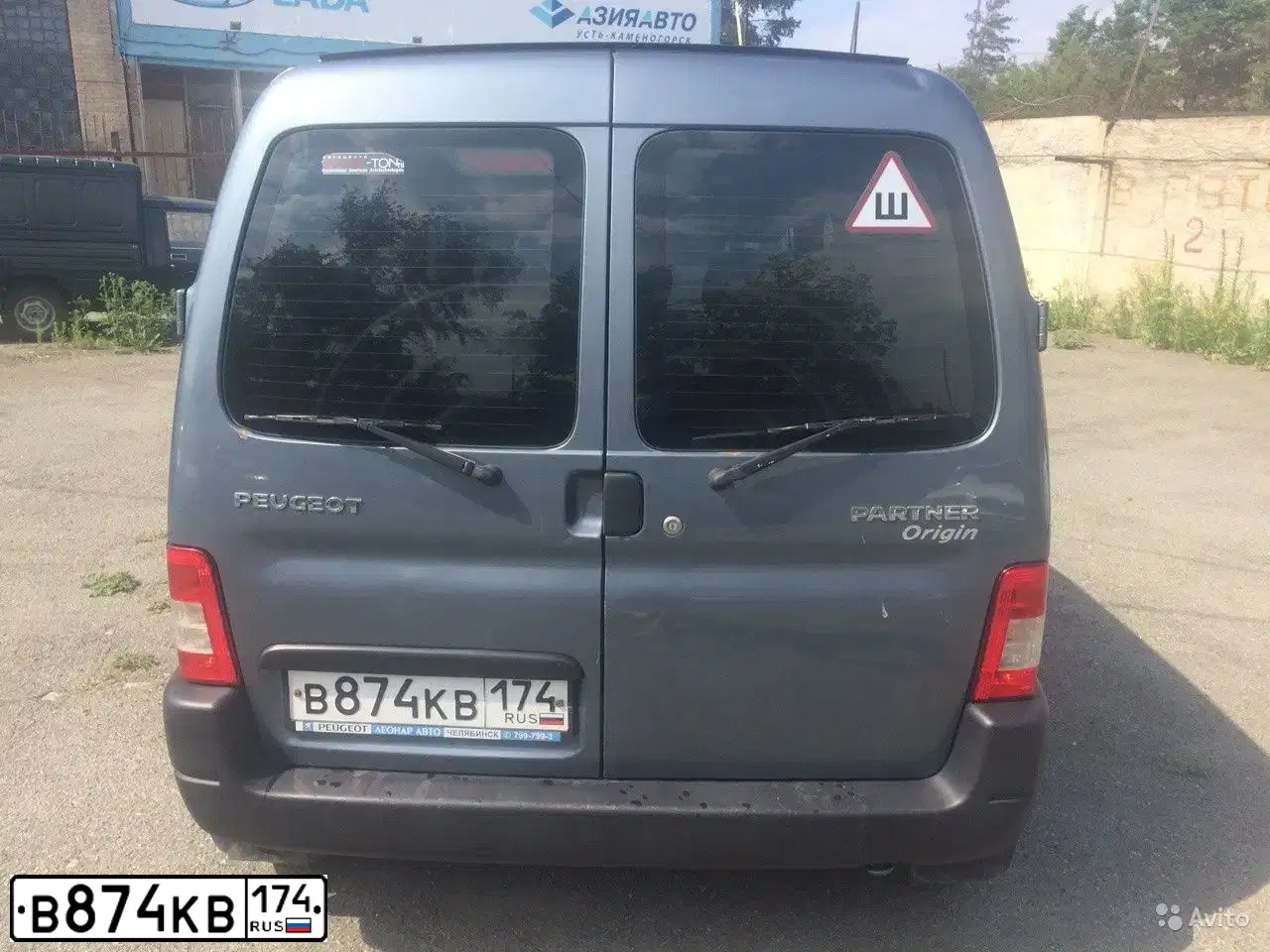 Фото автомобиля PEUGEOT PARTNER, 2008 — госномер В874КВ174. Цвет: СЕРЫЙ