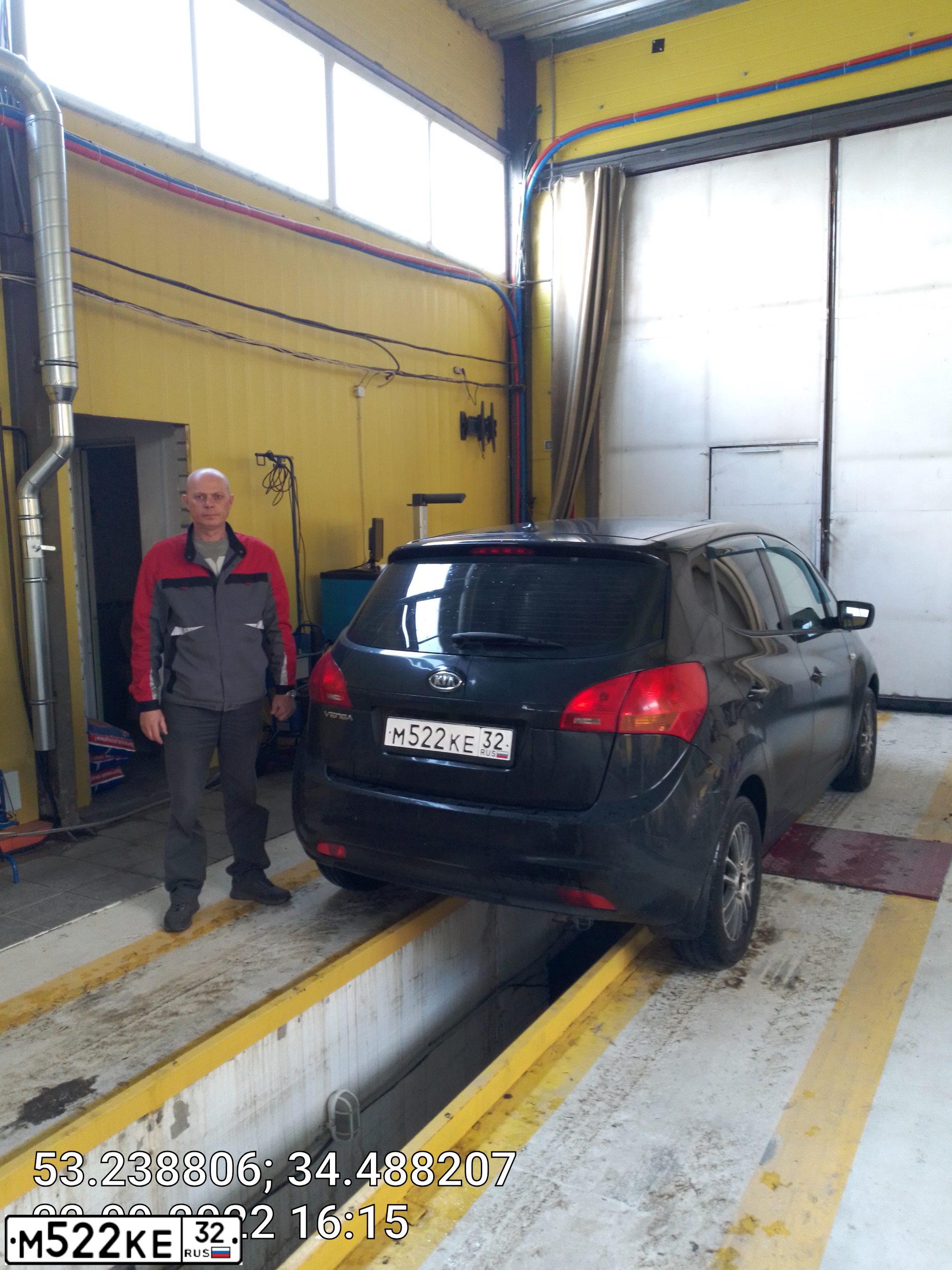 Фото автомобиля KIA VENGA, 2012 — госномер М522КЕ32. Цвет: ЧЕРНЫЙ ПЕРЛАМУТР