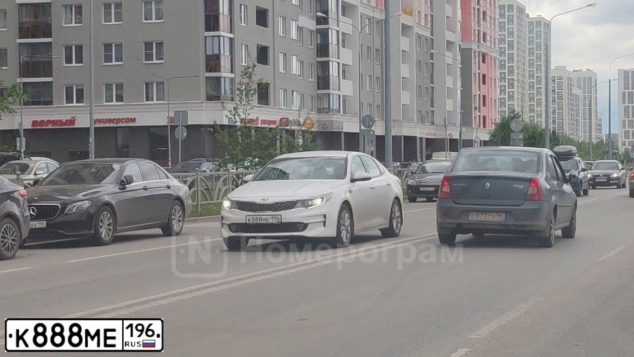 Фото автомобиля KIA MAGENTIS / OPTIMA, 2018 — госномер Т772УС196. Цвет: Белый
