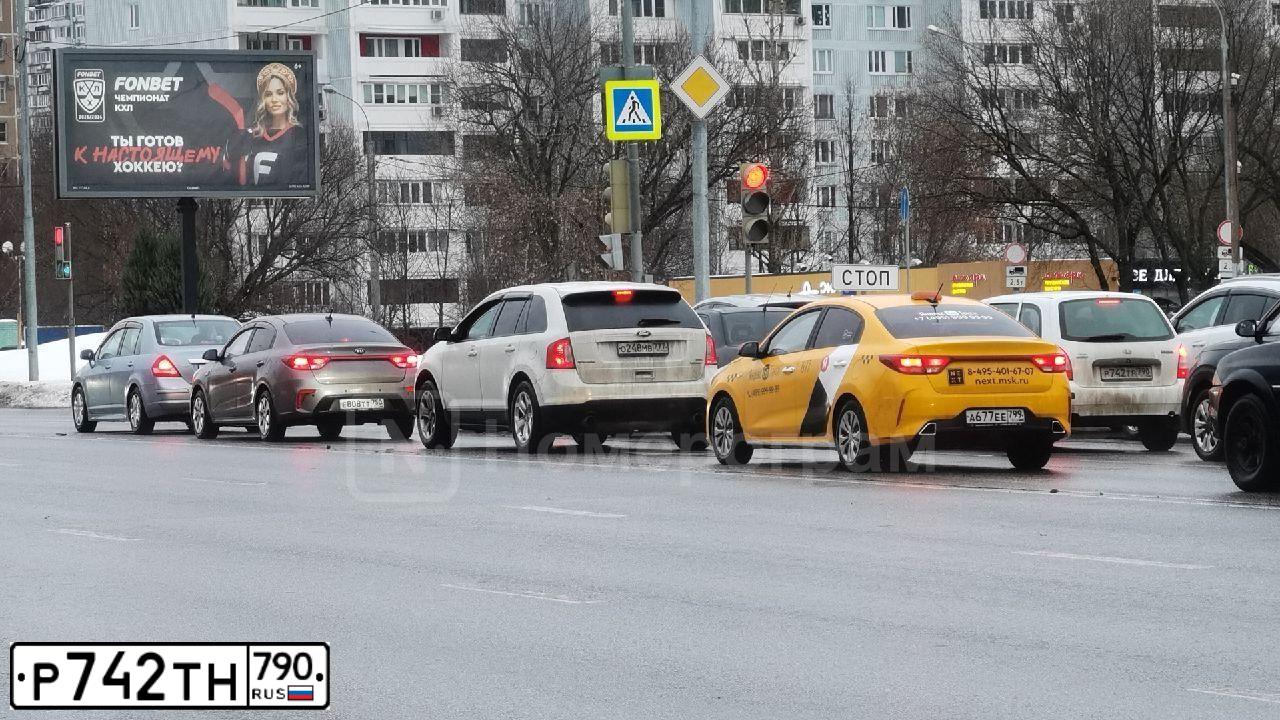 Фото автомобиля SKODA OCTAVIA, 2010 — госномер Р742ТН790. Цвет: ЖЁЛТЫЙ