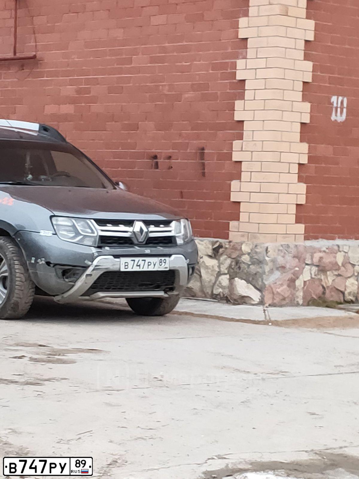Фото автомобиля RENAULT DUSTER, 2019 — госномер В747РУ89. Цвет: ТЕМНО-СЕРЫЙ