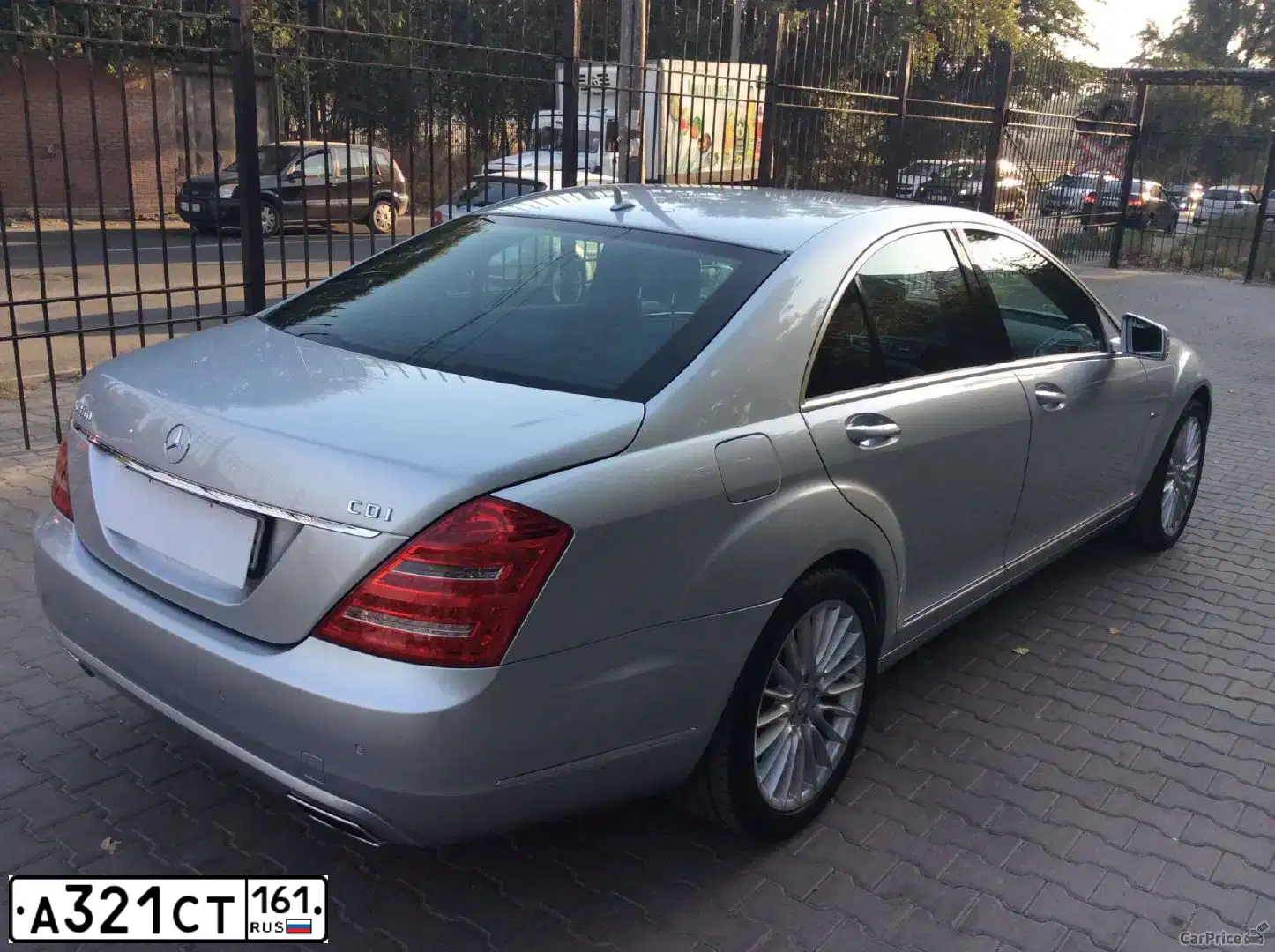 Фото автомобиля MERCEDES S-KLASSE, 2009 — госномер А321СТ161. Цвет: СЕРЕБРИСТЫЙ