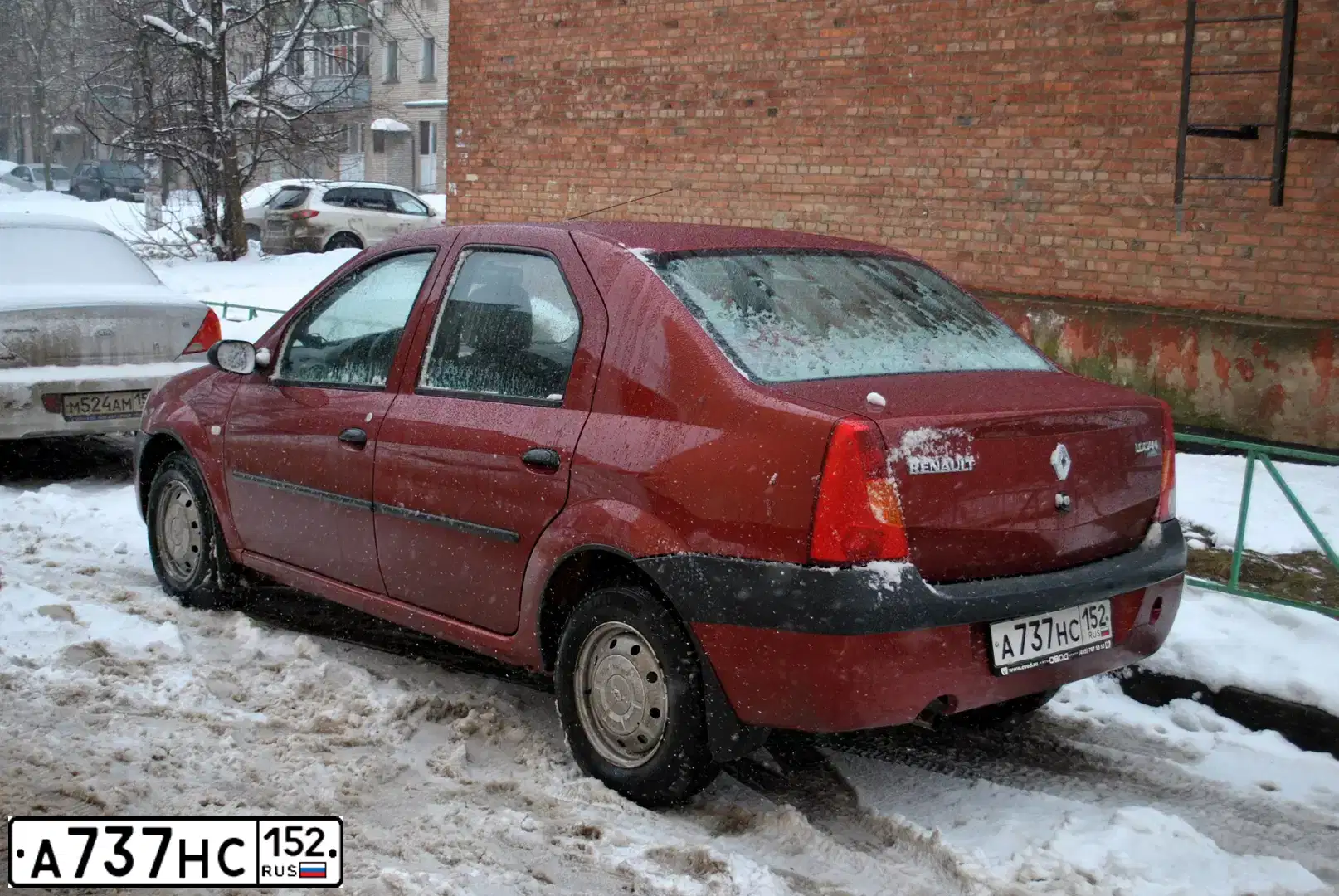 Фото автомобиля RENAULT LOGAN, 2009 — госномер А607ОВ67. Цвет: Красный