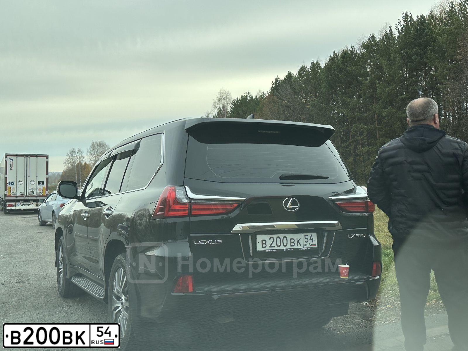 Фото автомобиля LEXUS LX, 2012 — госномер М777УМ54. Цвет: ПЕРЛАМУТРОВО-БЕЛЫЙ