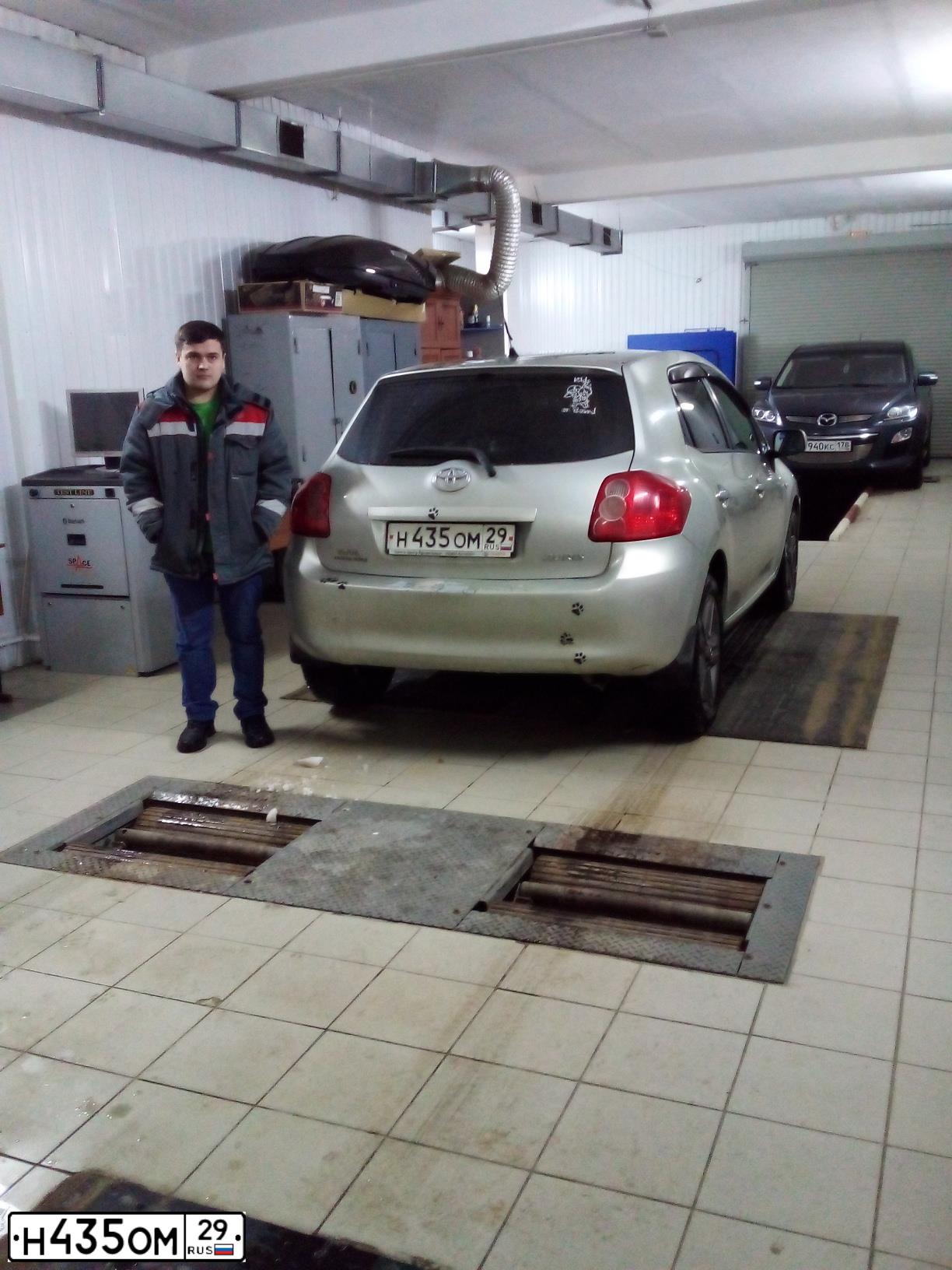 Фото автомобиля TOYOTA AURIS, 2008 — госномер Н435ОМ29. Цвет: СЕРЕБРИСТЫЙ