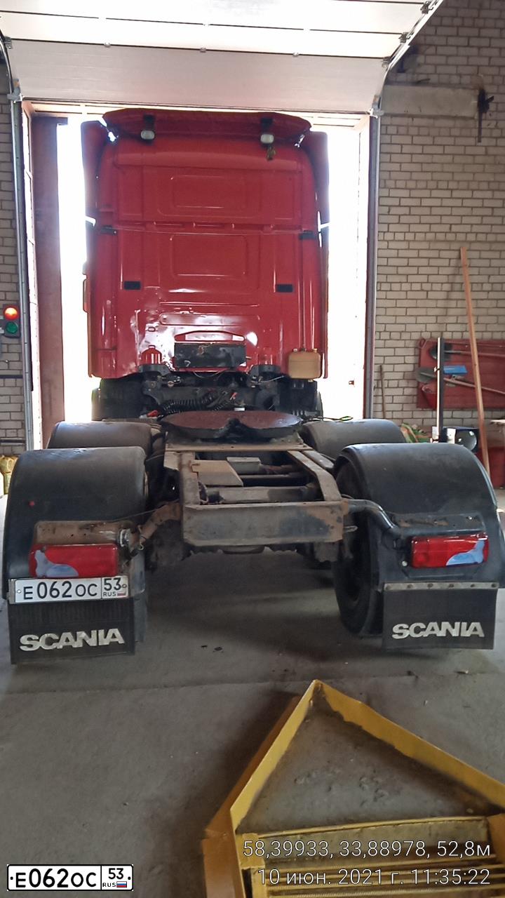 Фото автомобиля SCANIA SERIE R /6X2/, 1998 — госномер С695ОО40. Цвет: Красный