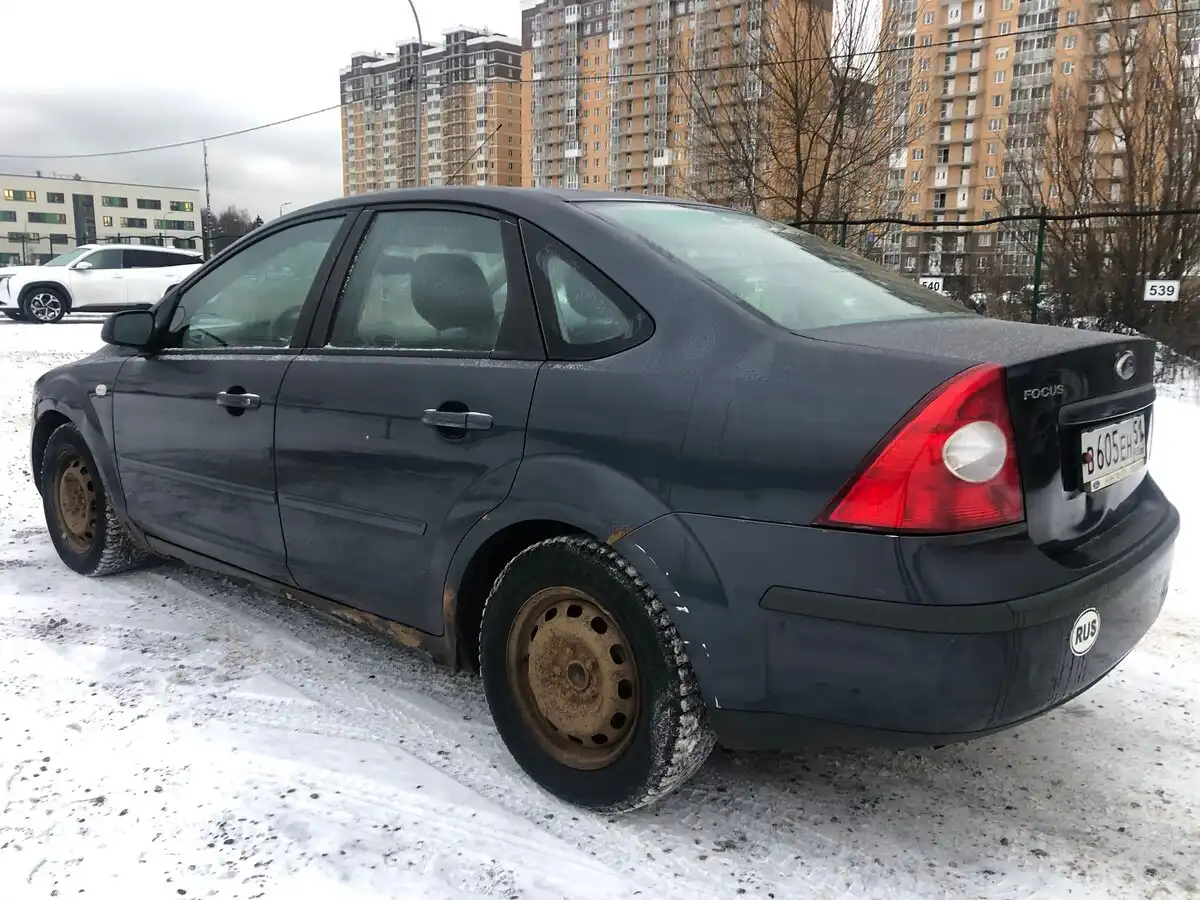 Фото автомобиля FORD FOCUS, 2006 — госномер В605ЕН51. Цвет: ТЕМНО-СЕРЫЙ