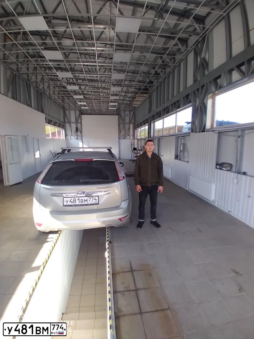 Фото автомобиля FORD FOCUS, 2008 — госномер Е004МА102. Цвет: БЕЖЕВЫЙ