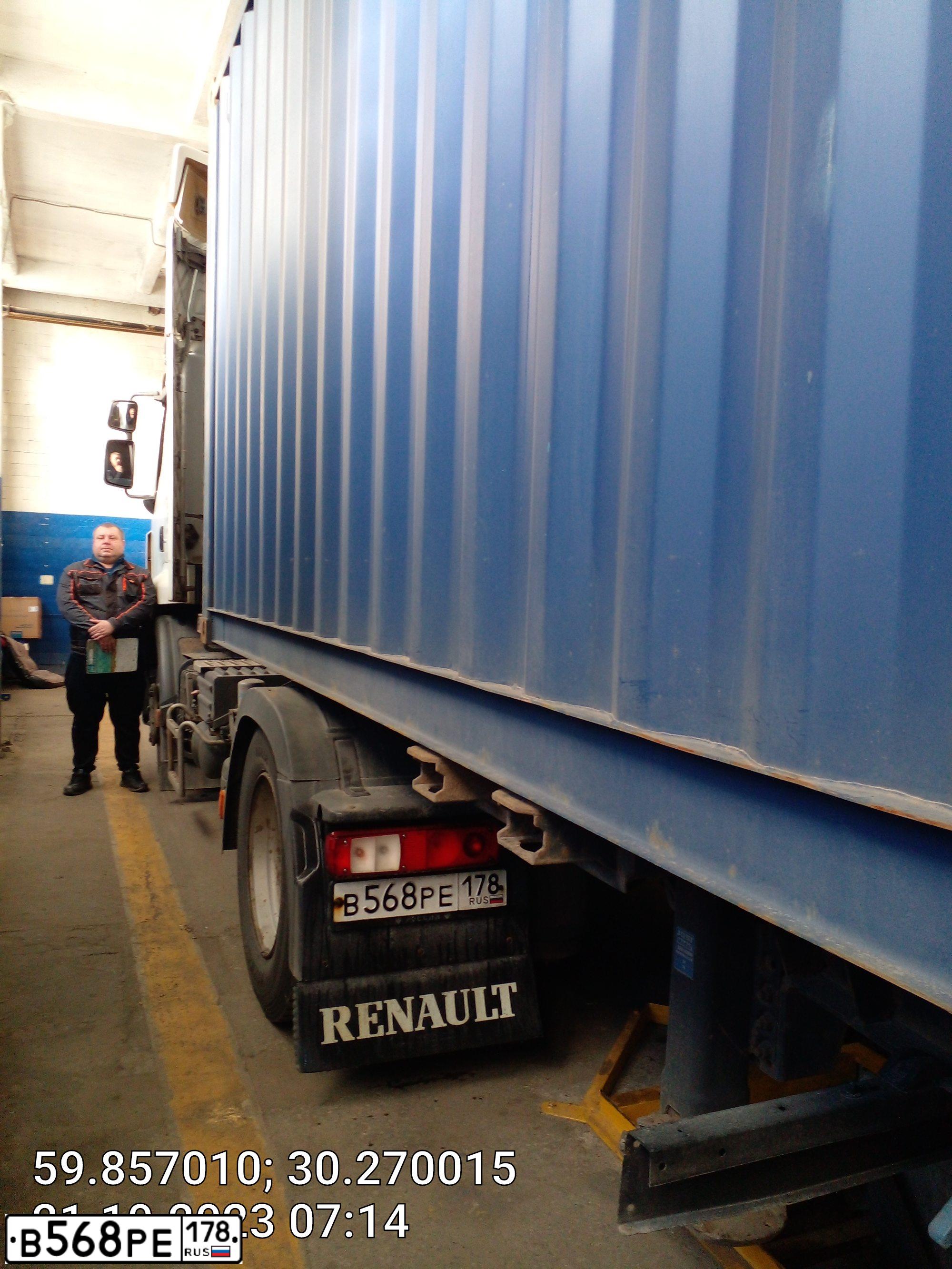 Фото автомобиля RENAULT PREMIUM, 2012 — госномер В568РЕ178. Цвет: БЕЛЫЙ
