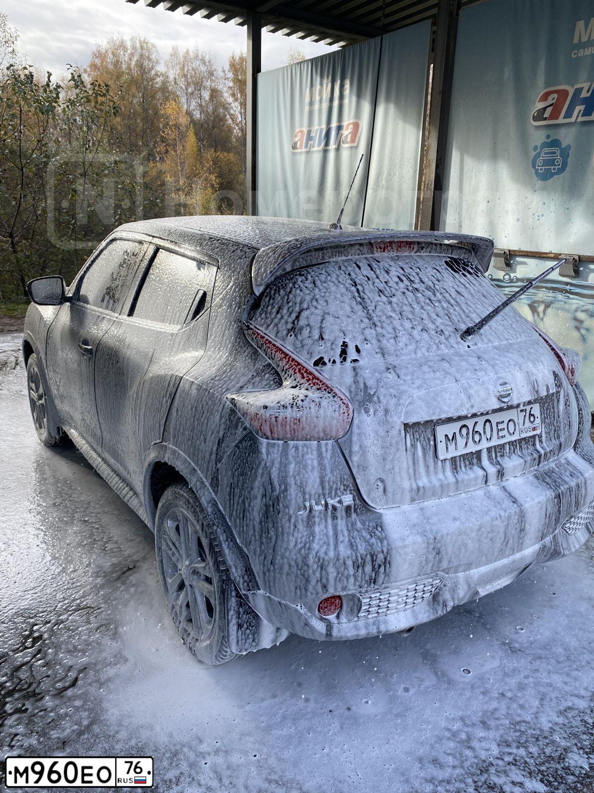 Фото автомобиля NISSAN JUKE, 2015 — госномер М960ЕО76. Цвет: Серый