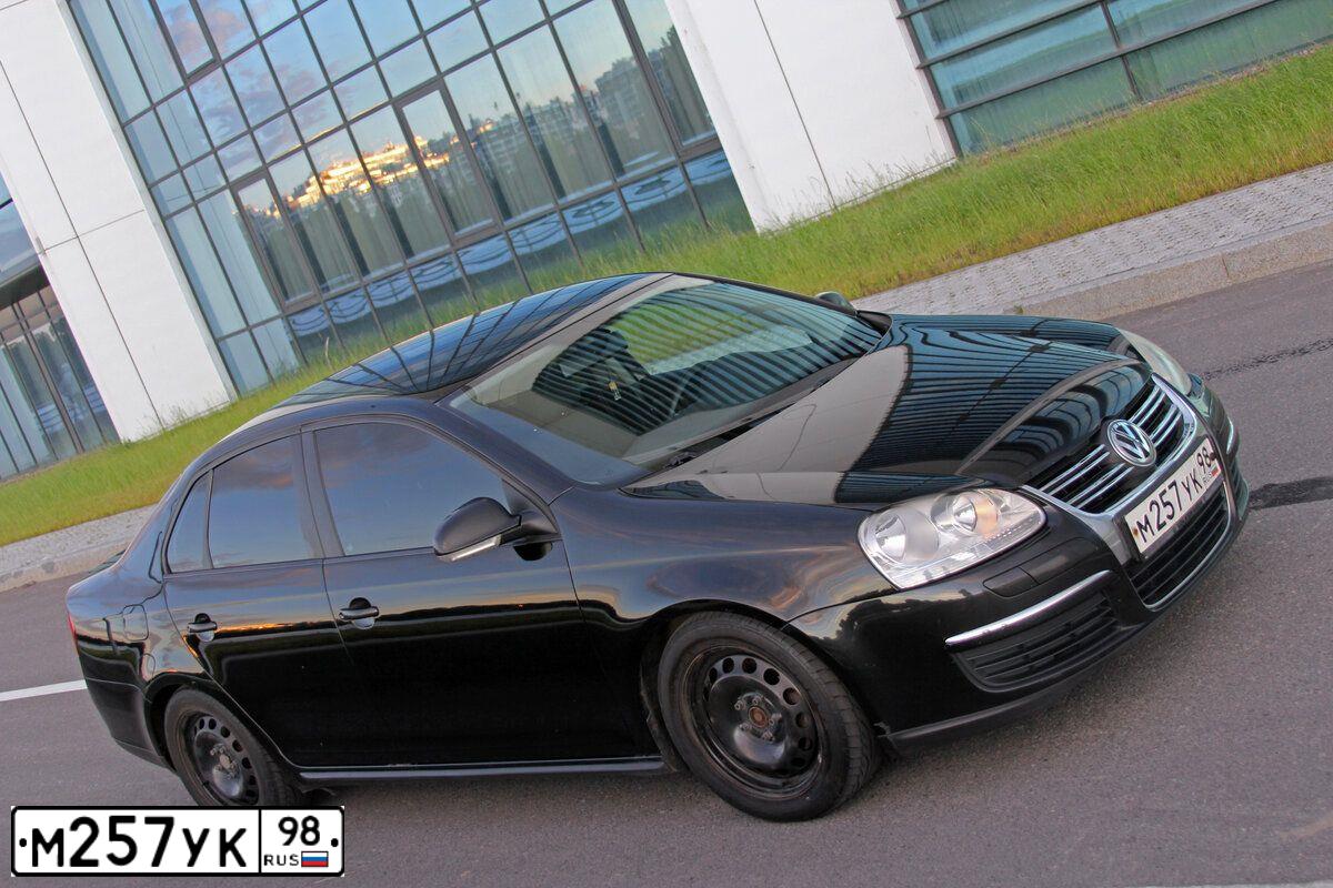 Фото автомобиля VOLKSWAGEN JETTA, 2006 — госномер М257УК98. Цвет: ЧЕРНЫЙ