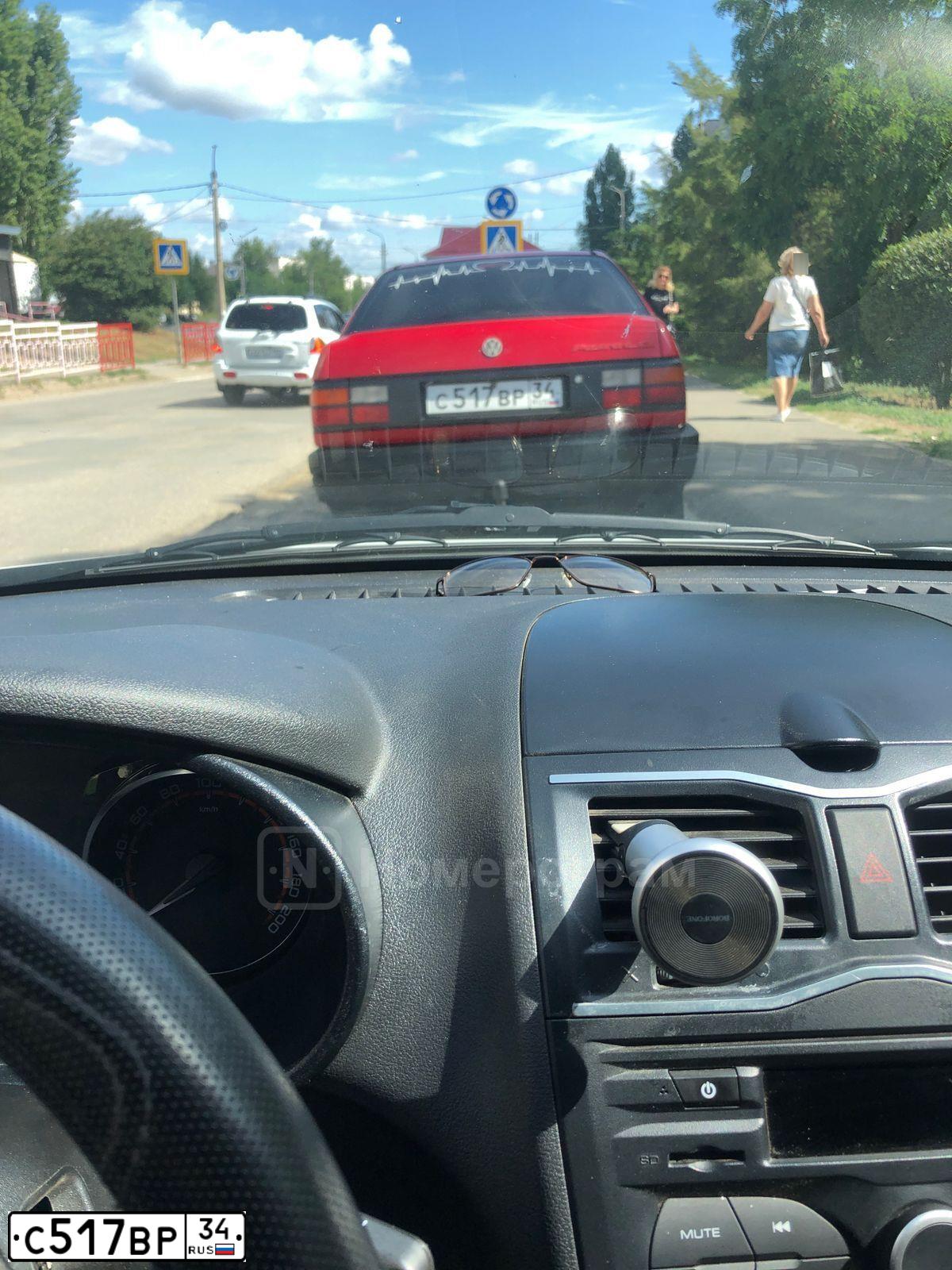 Фото автомобиля VOLKSWAGEN PASSAT, 1991 — госномер С517ВР34. Цвет: Красный